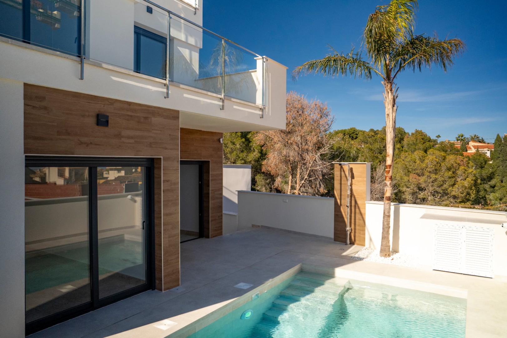 Villa moderna de tres plantas en La Nucia