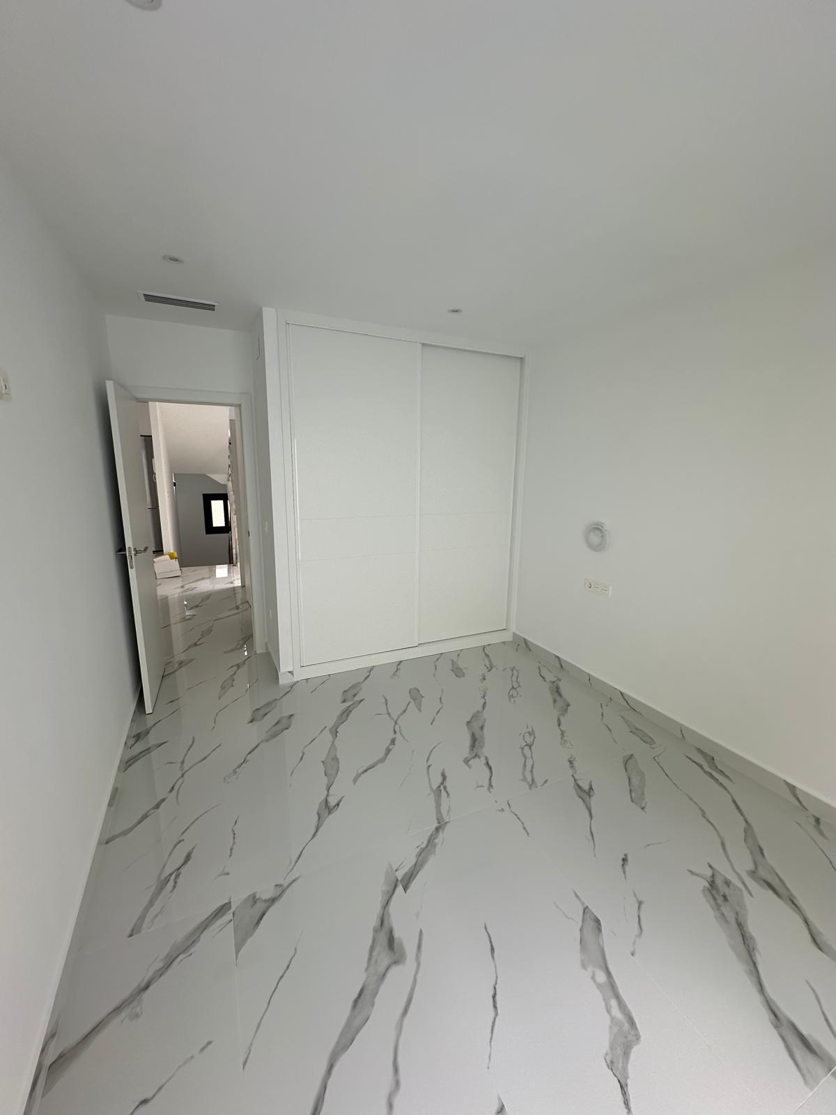 Villa moderna de tres plantas en La Nucia