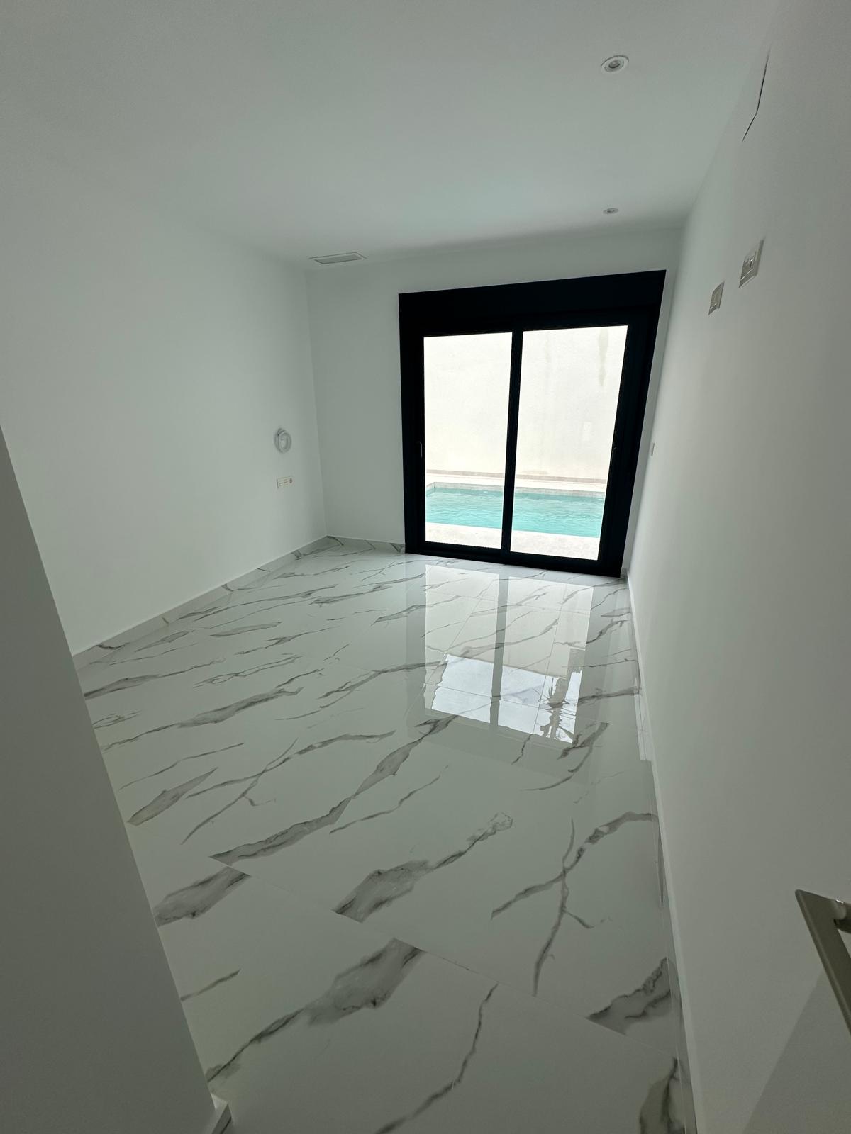 Villa moderna de tres plantas en La Nucia