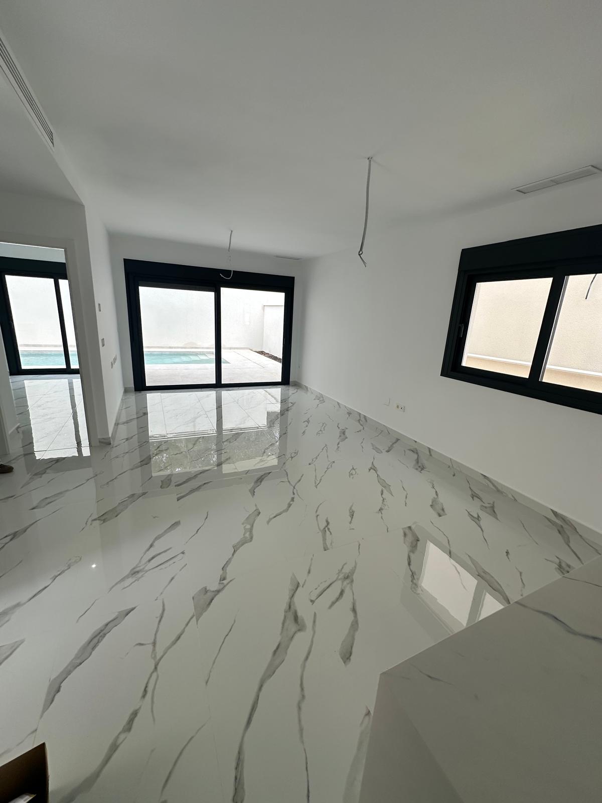 Villa moderna de tres plantas en La Nucia