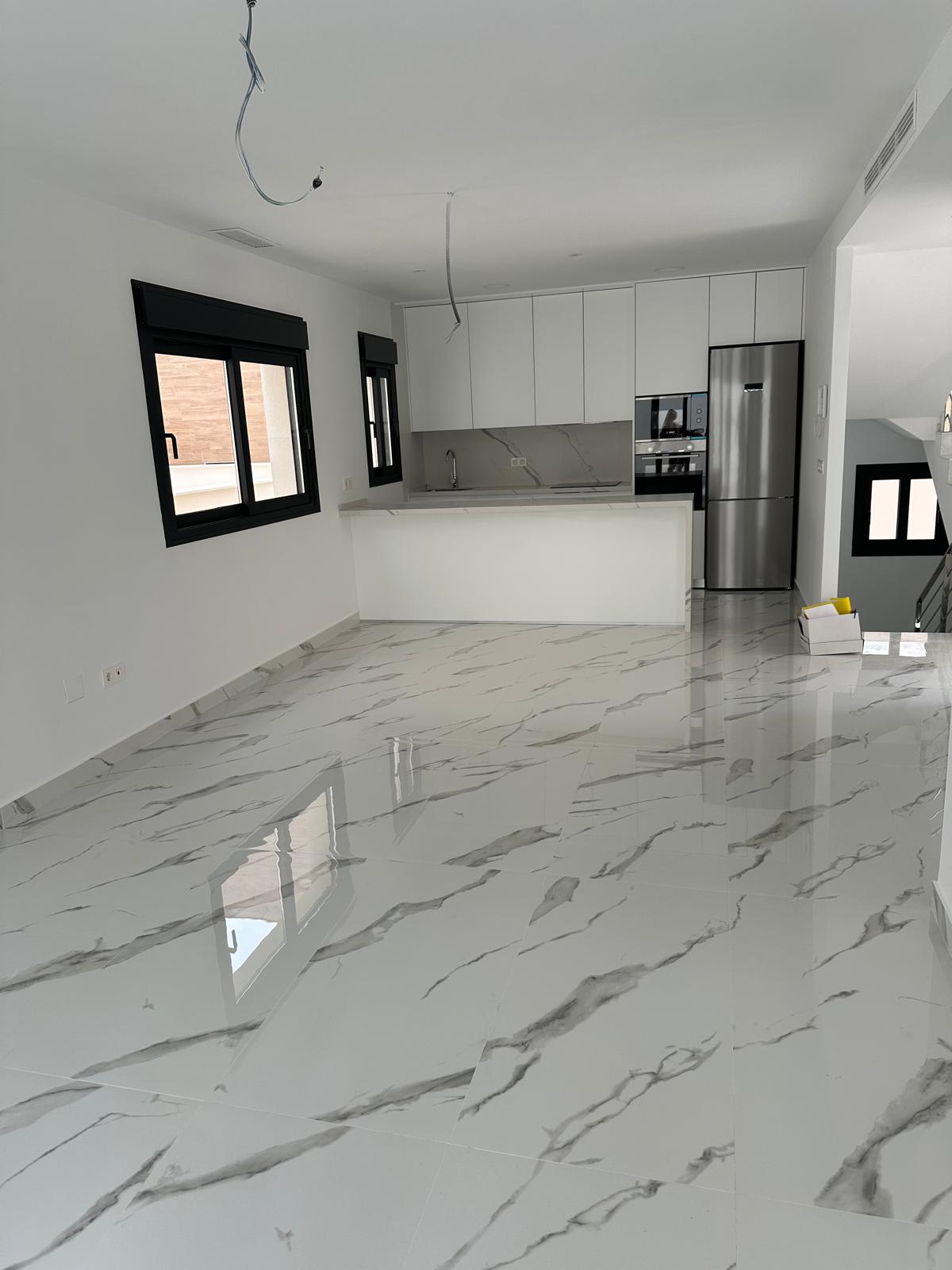 Villa moderna de tres plantas en La Nucia