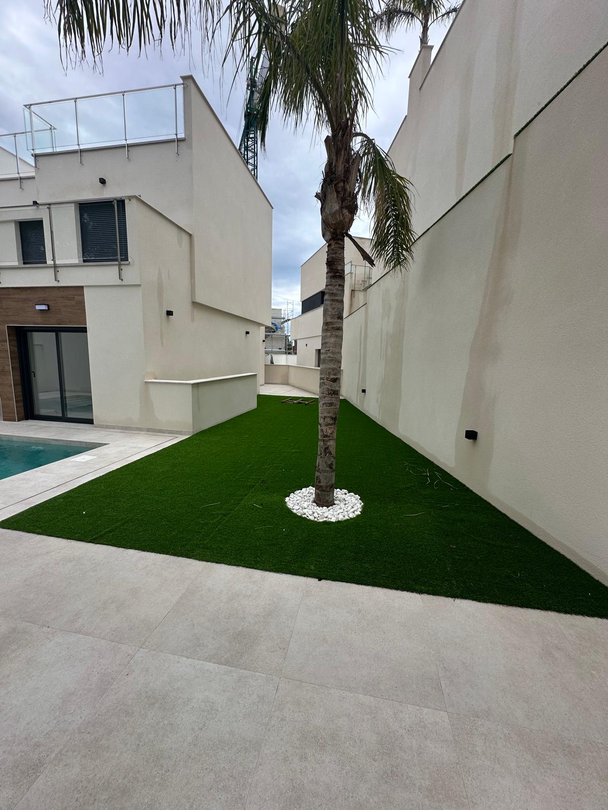 Villa moderna de tres plantas en La Nucia