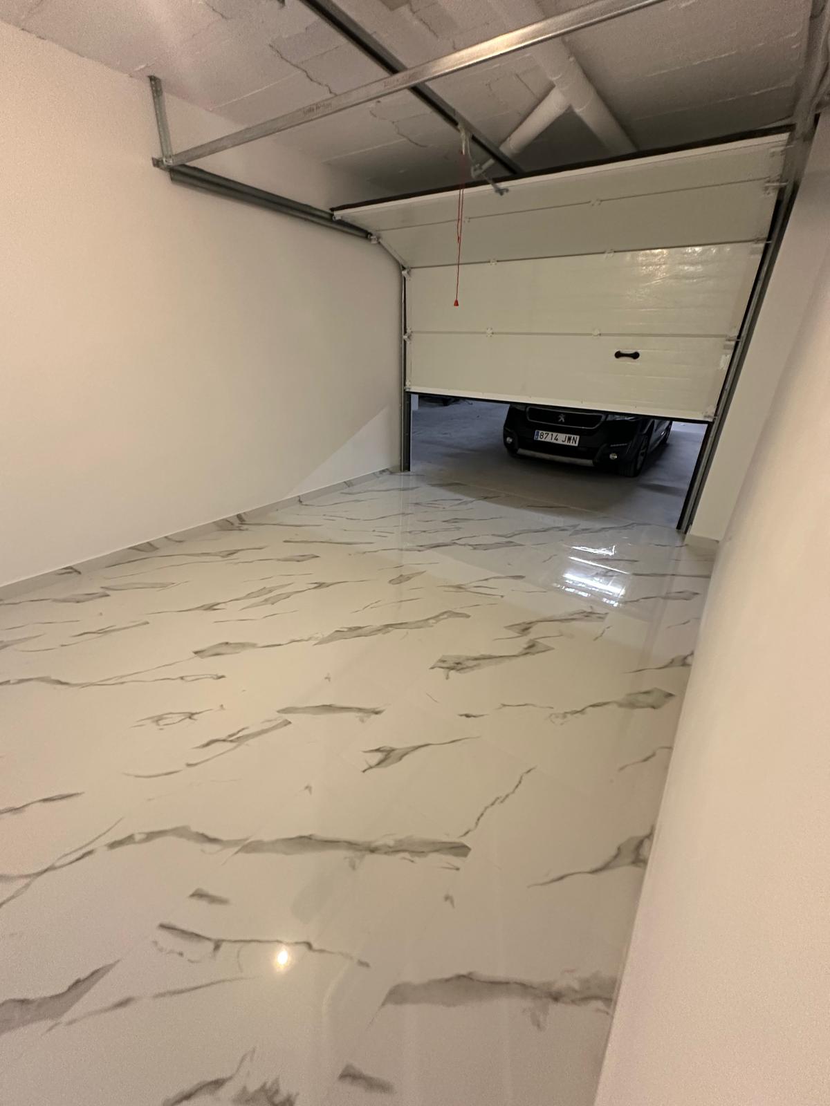 Villa moderna de tres plantas en La Nucia
