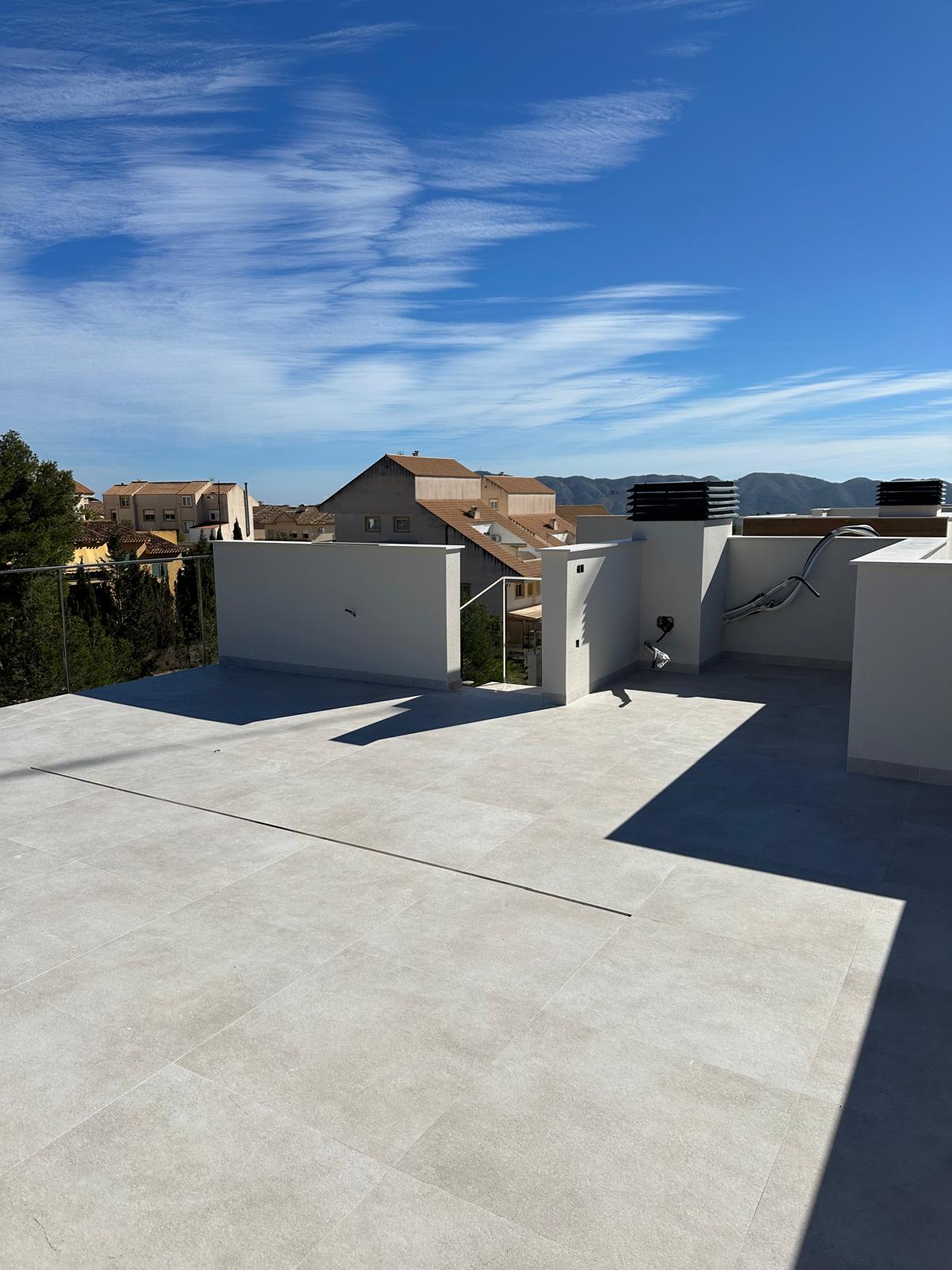 Villa moderna de tres plantas en La Nucia