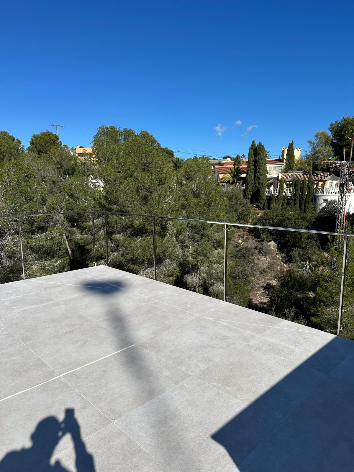 Villa moderna de tres plantas en La Nucia