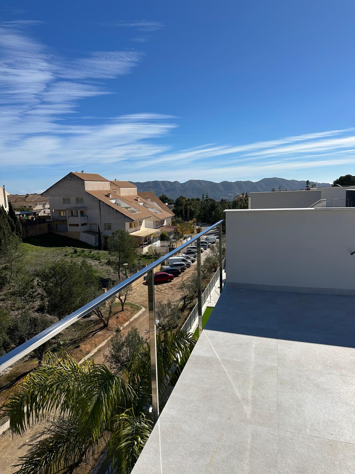 Villa moderna de tres plantas en La Nucia