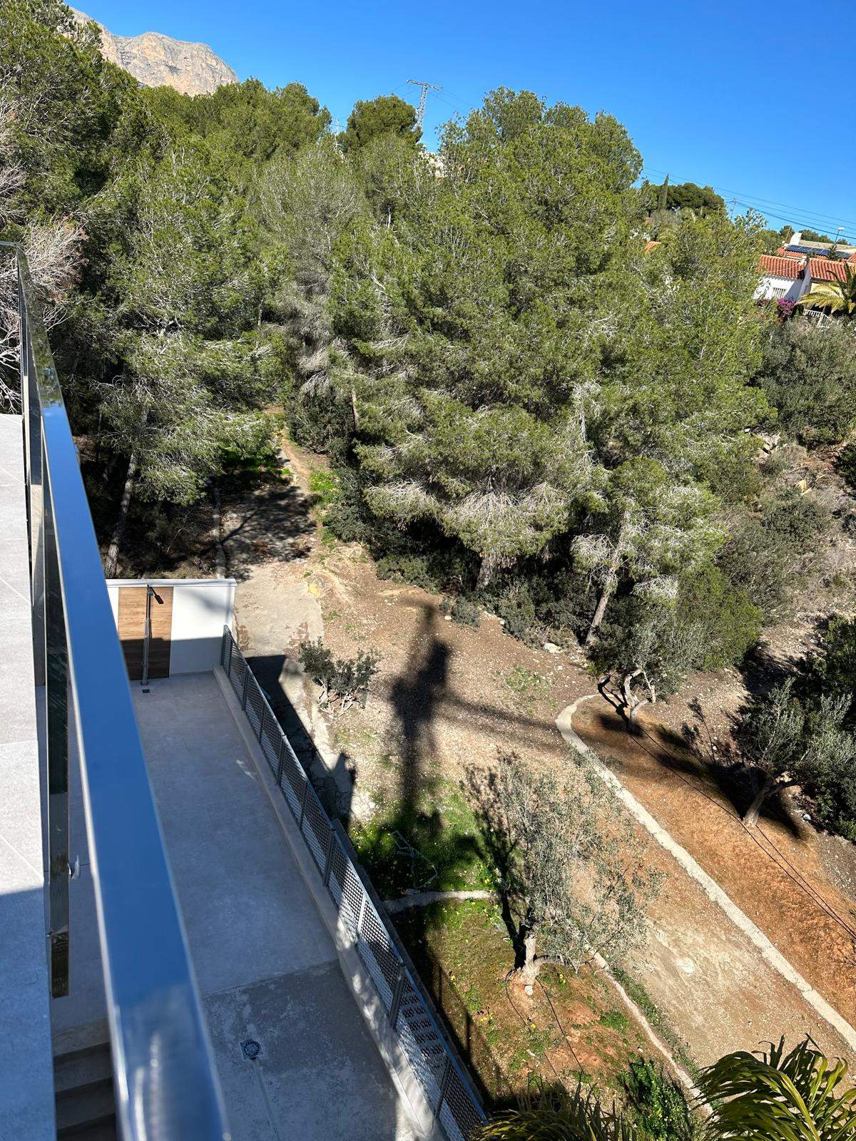 Villa moderna de tres plantas en La Nucia