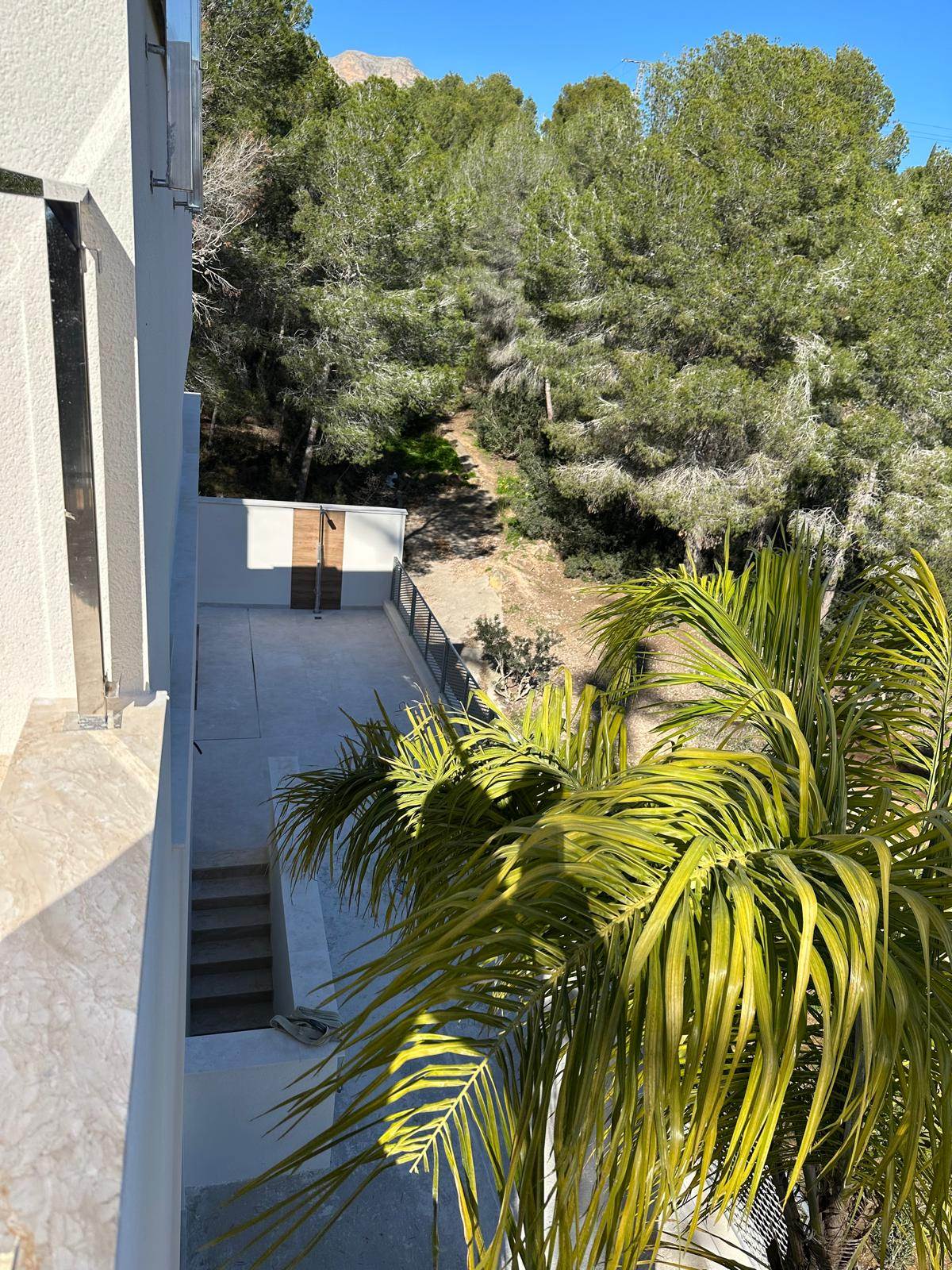 Villa moderna de tres plantas en La Nucia