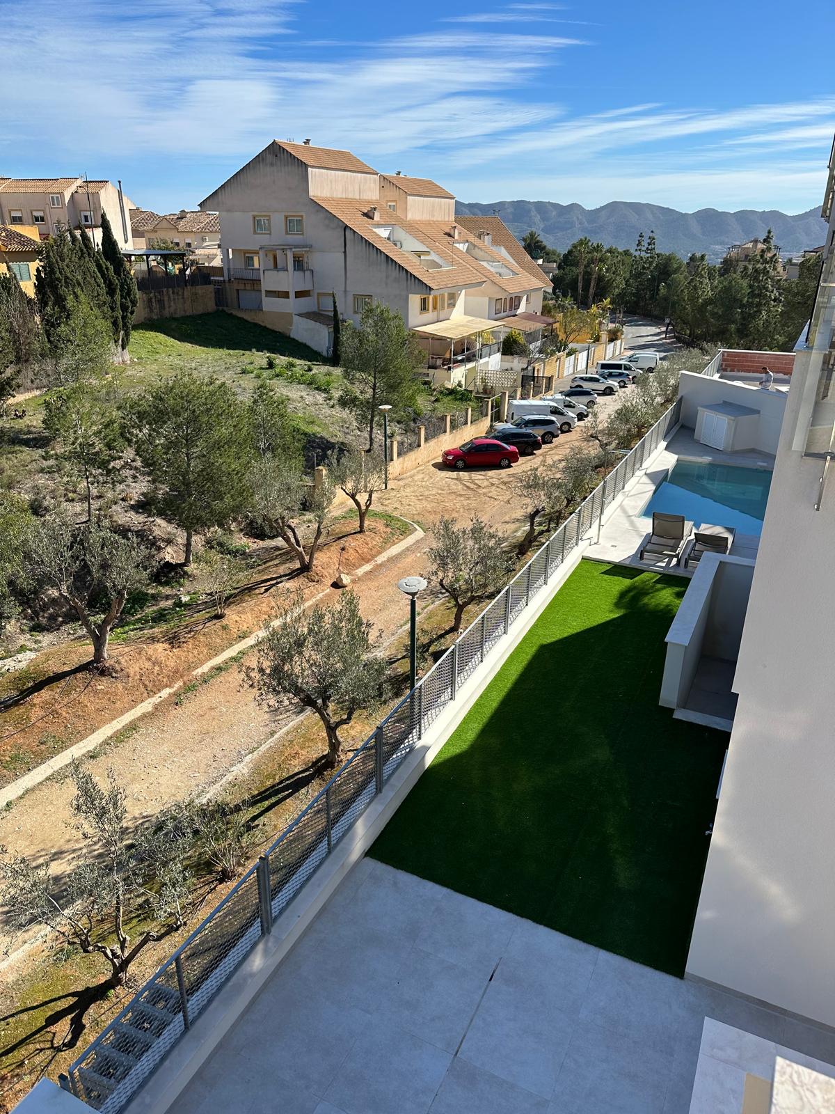Villa moderna de tres plantas en La Nucia