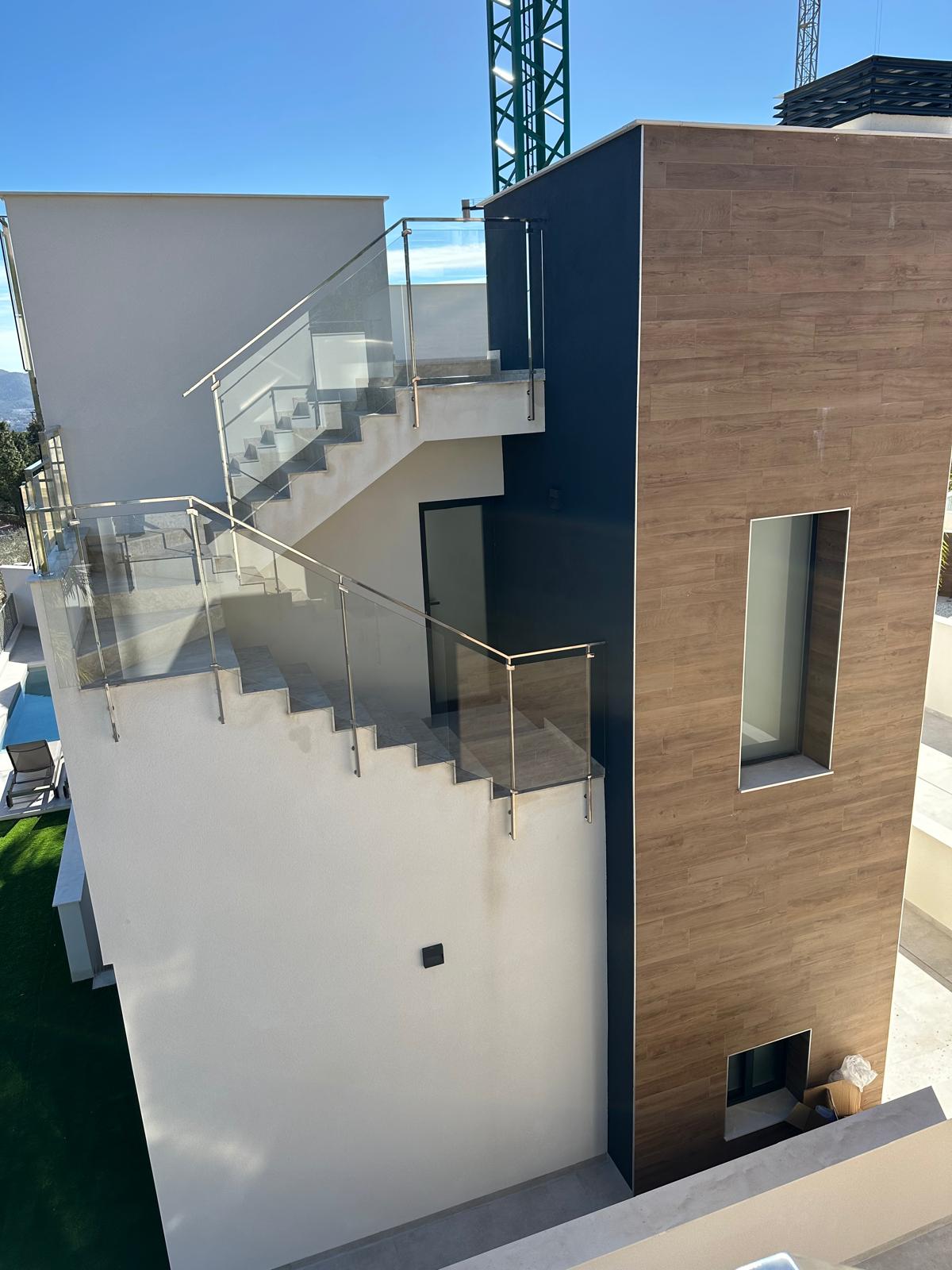 Villa moderna de tres plantas en La Nucia