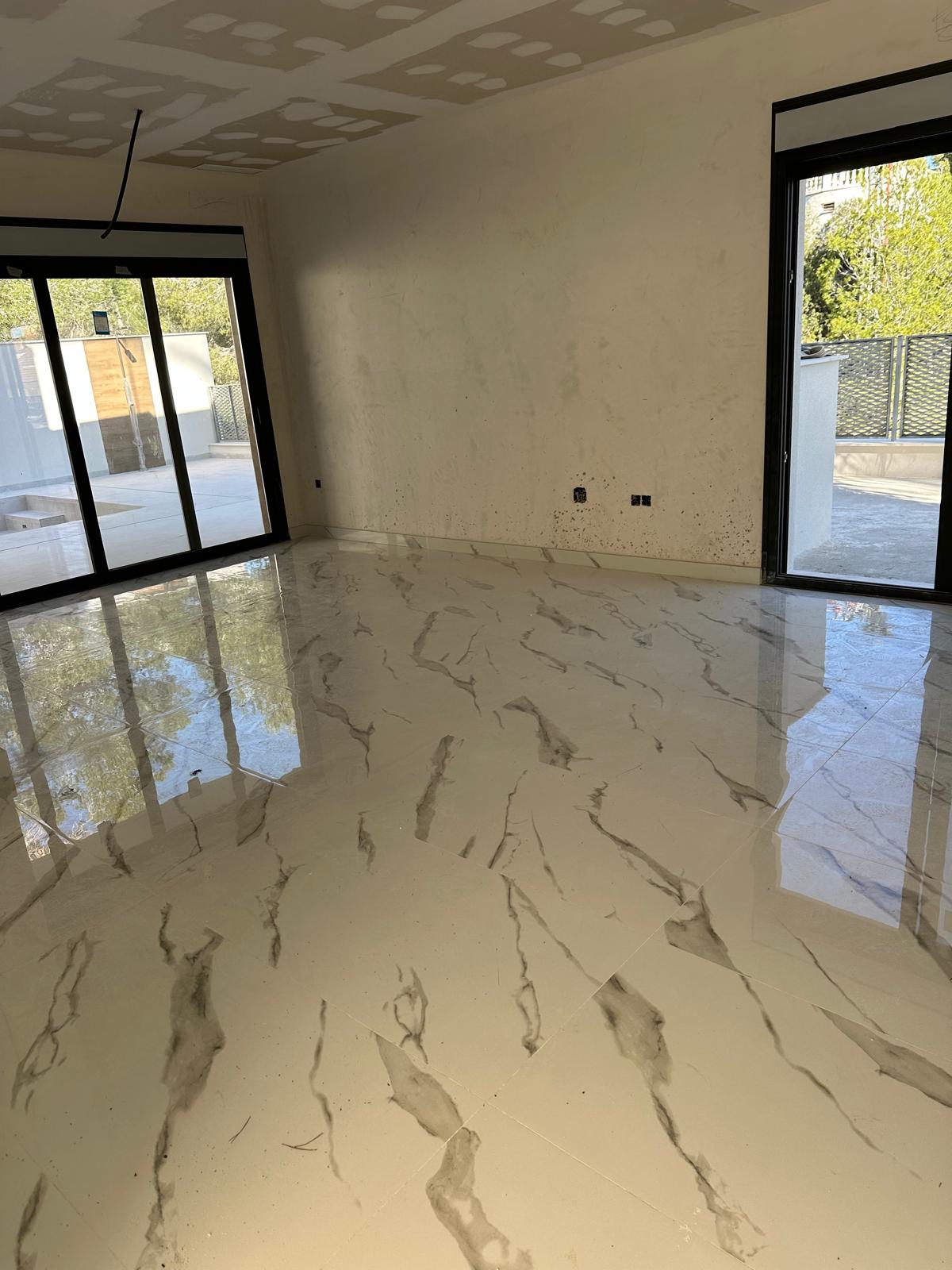 Villa moderna de tres plantas en La Nucia