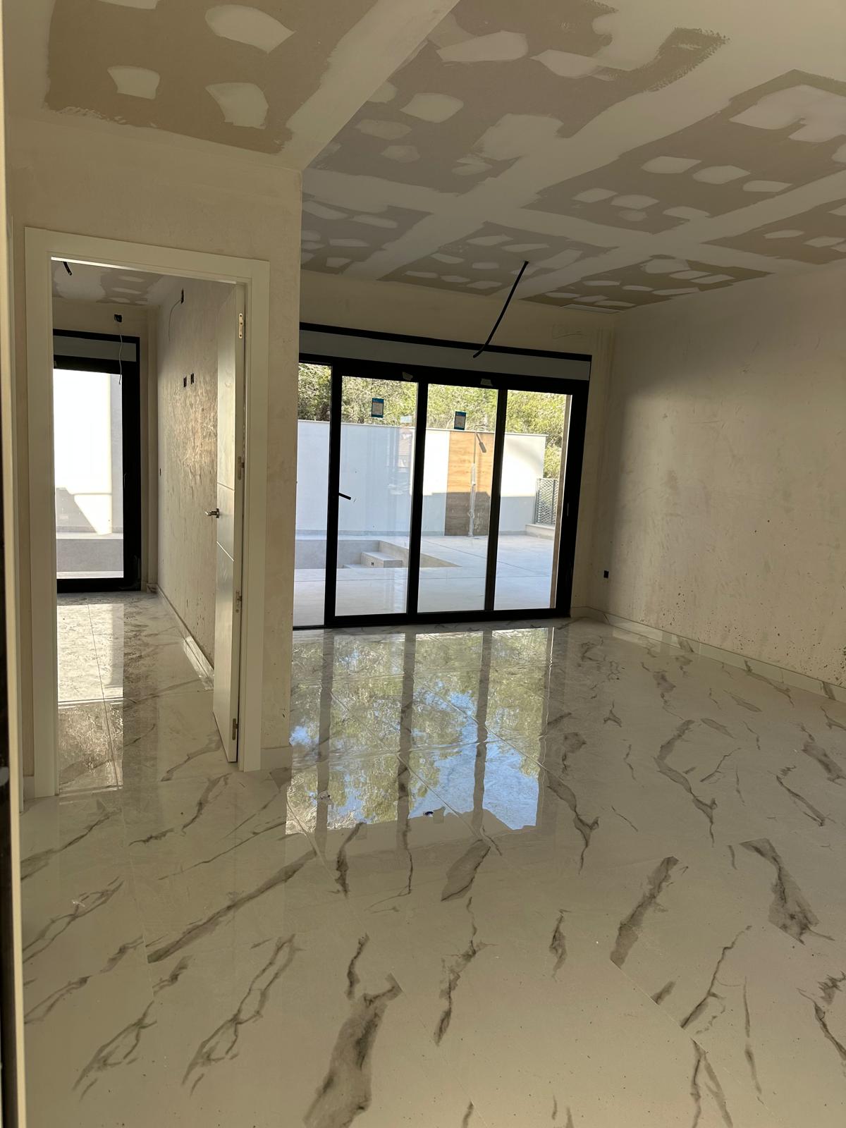 Villa moderna de tres plantas en La Nucia