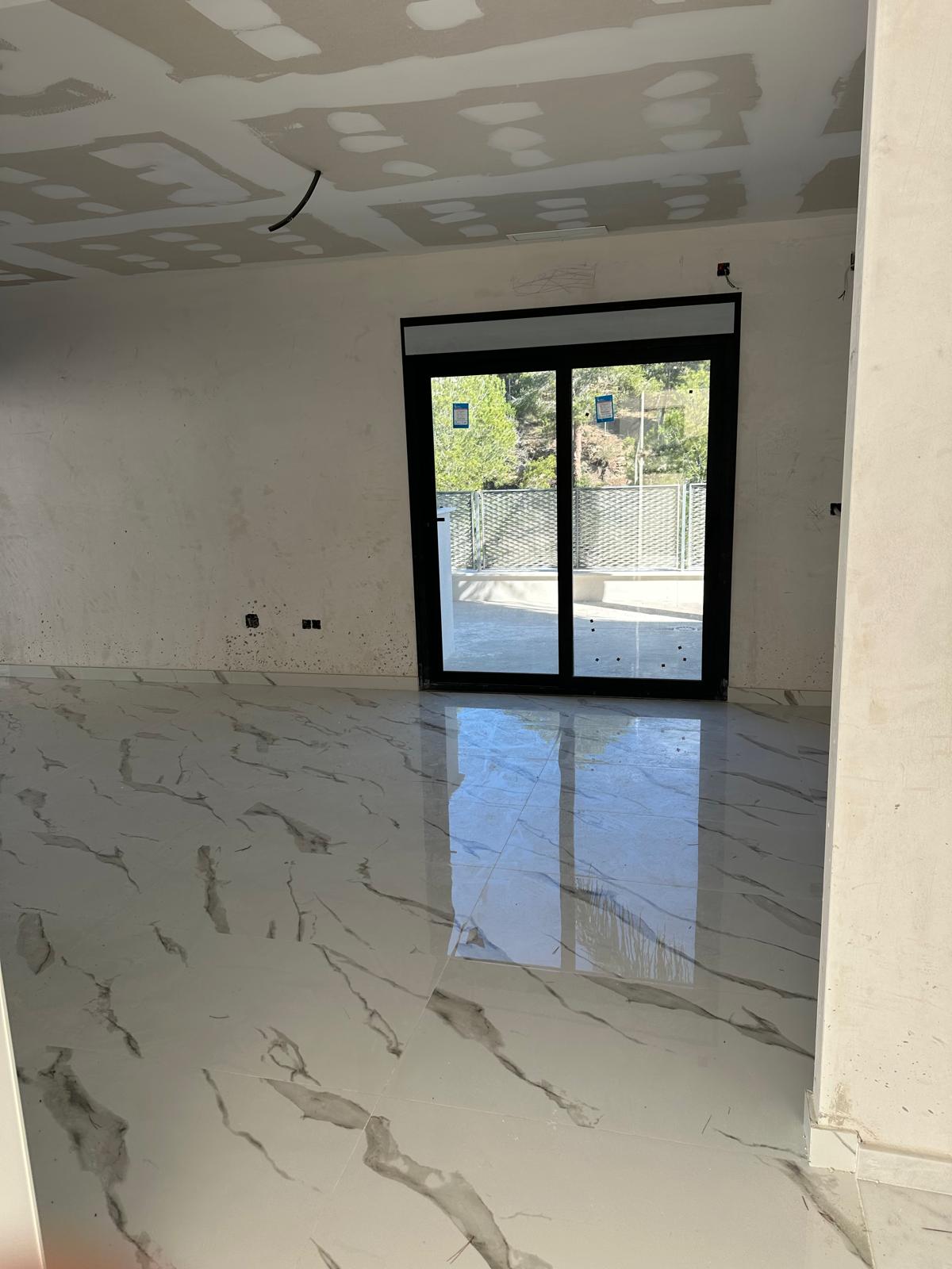 Villa moderna de tres plantas en La Nucia