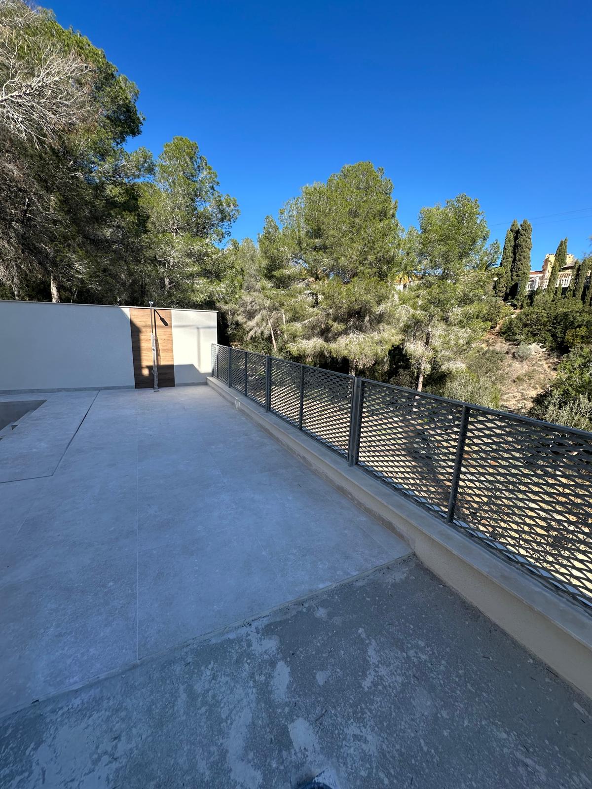 Villa moderna de tres plantas en La Nucia