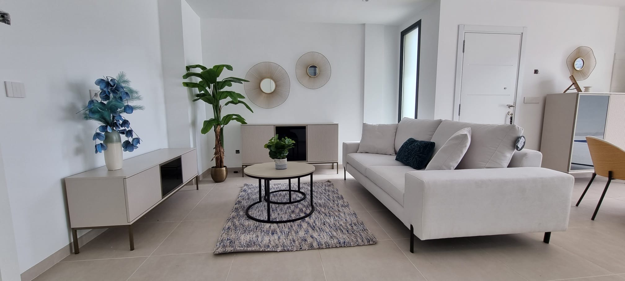 Villa de dos plantas y sótano con 5 dormitorios en Finestrat 