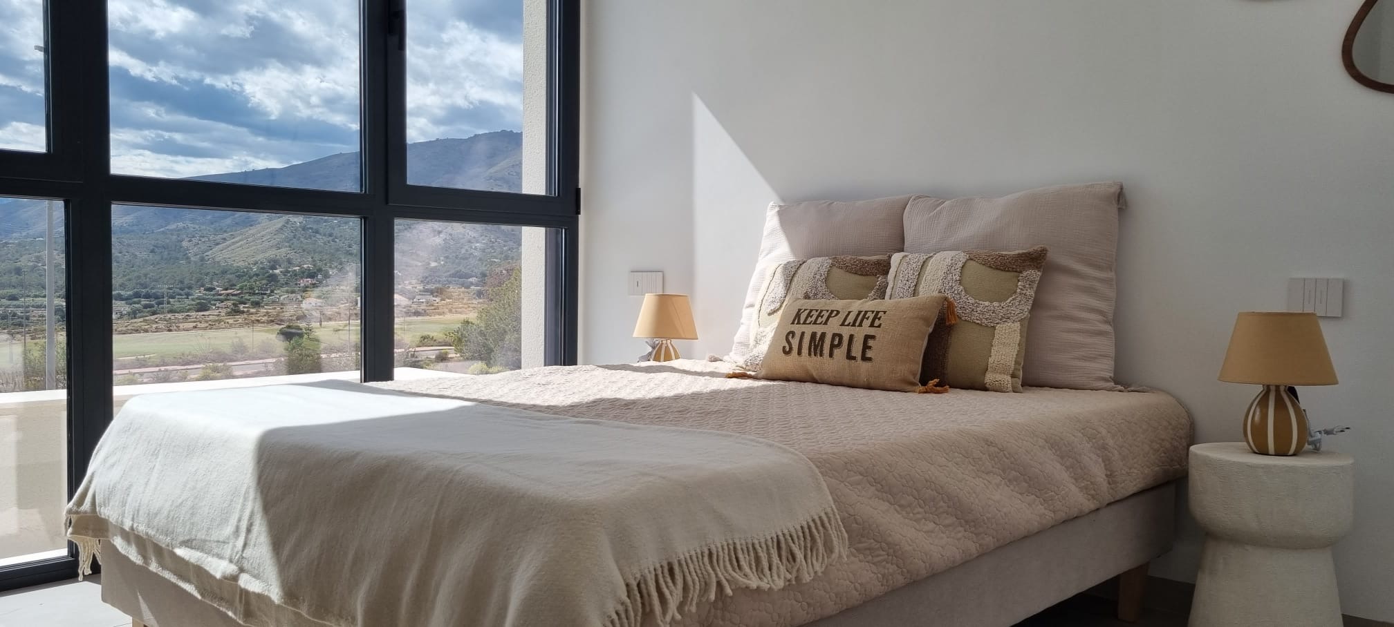 Villa de dos plantas y sótano con 5 dormitorios en Finestrat 