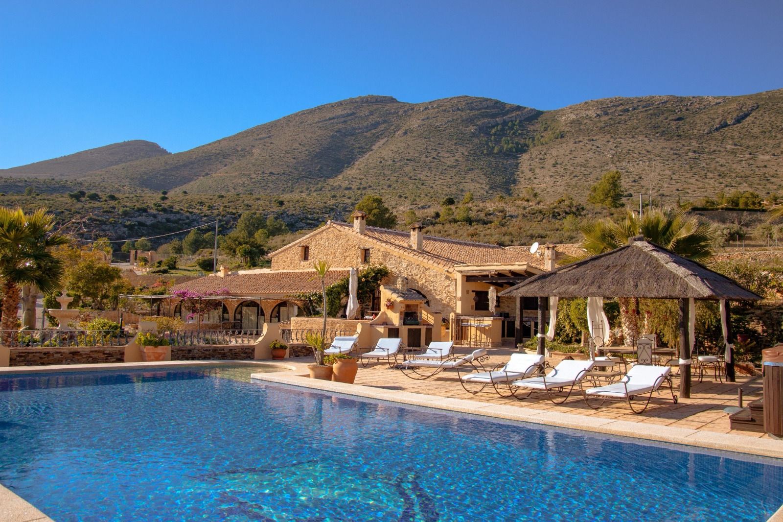 Finca maravillosa del siglo XVIII con 8 dormitorios y vistas al mar en Benissa