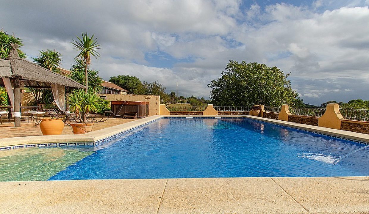 Finca maravillosa del siglo XVIII con 8 dormitorios y vistas al mar en Benissa