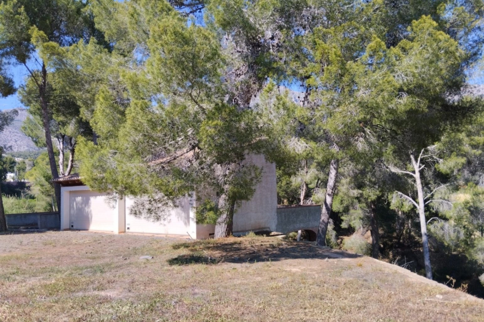 Finca reformada con 4 dormitorios en una gran parcela en Altea la Vella