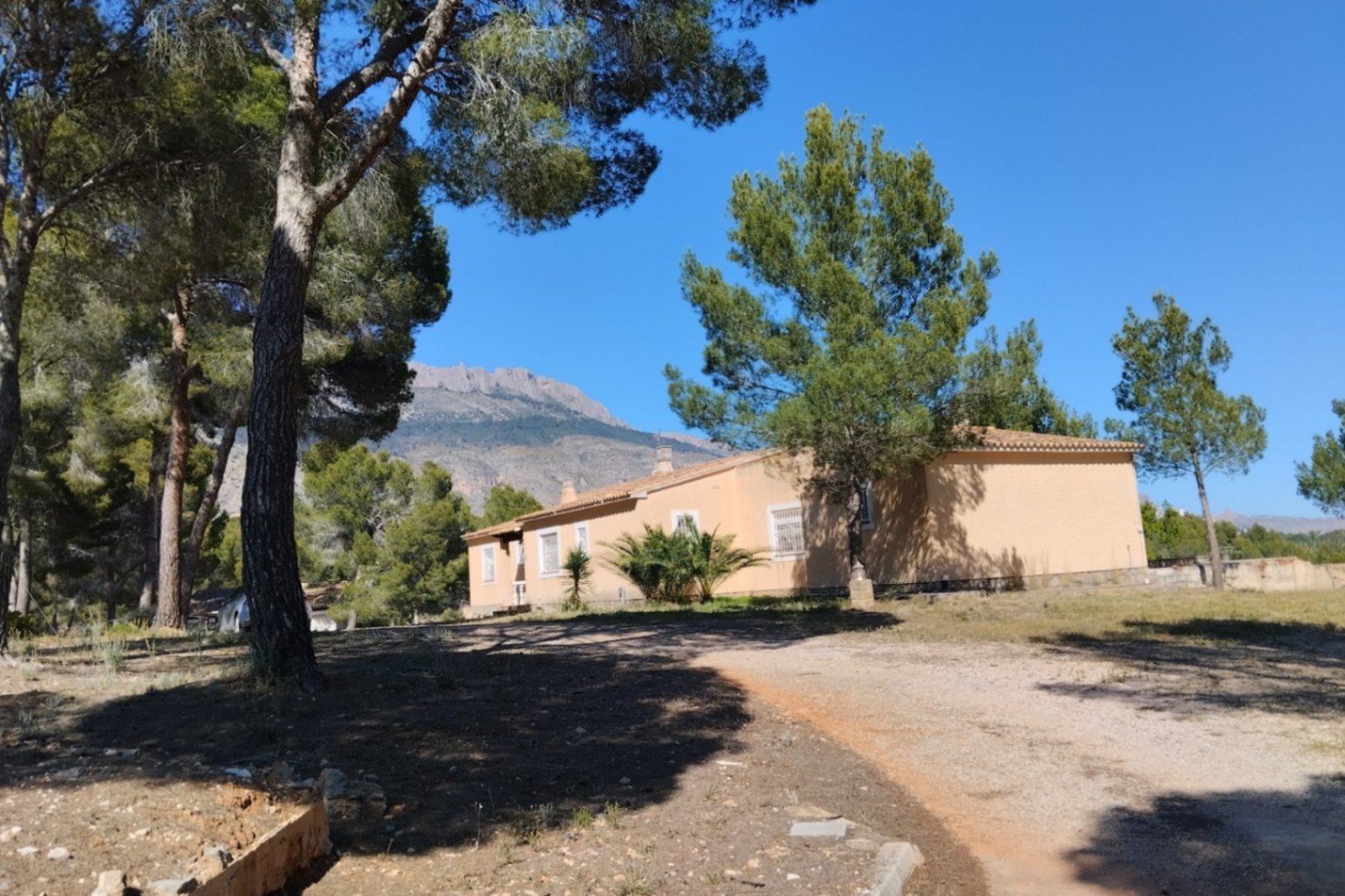 Finca reformada con 4 dormitorios en una gran parcela en Altea la Vella
