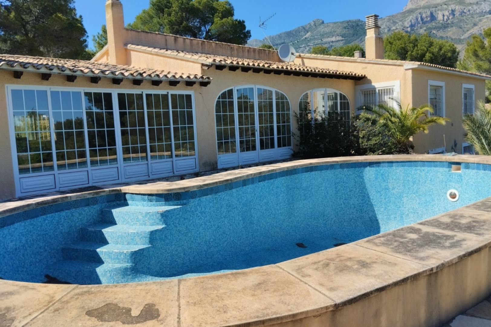 Finca reformada con 4 dormitorios en una gran parcela en Altea la Vella