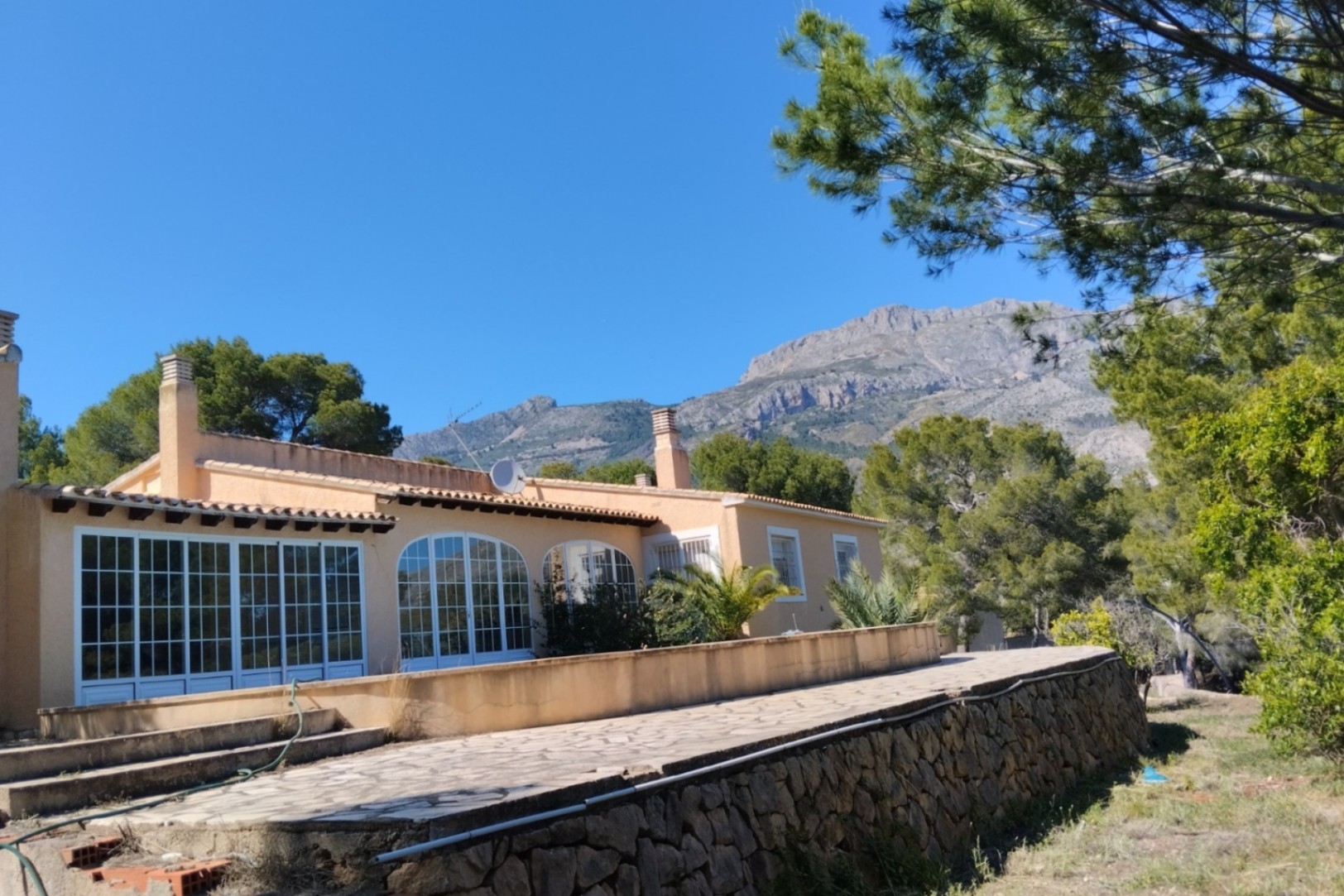 Finca reformada con 4 dormitorios en una gran parcela en Altea la Vella