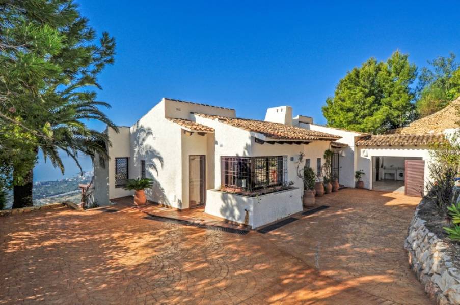 R2024 - Villa independiente con vistas panorámicas al mar y apartamento de invitados en Altea la Vella