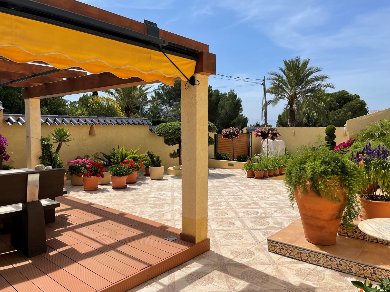 Villa rénovée à proximité du parcours de golf à Altea la Vella avec vue sur la mer et appartement pour les invités.