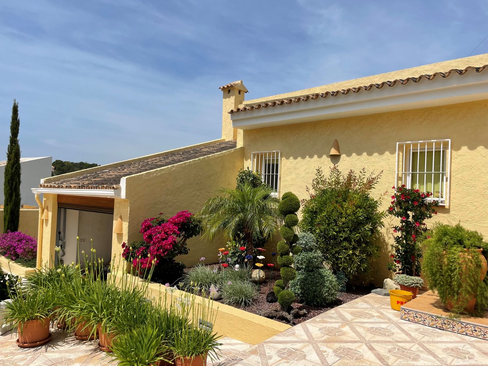 Villa rénovée à proximité du parcours de golf à Altea la Vella avec vue sur la mer et appartement pour les invités.