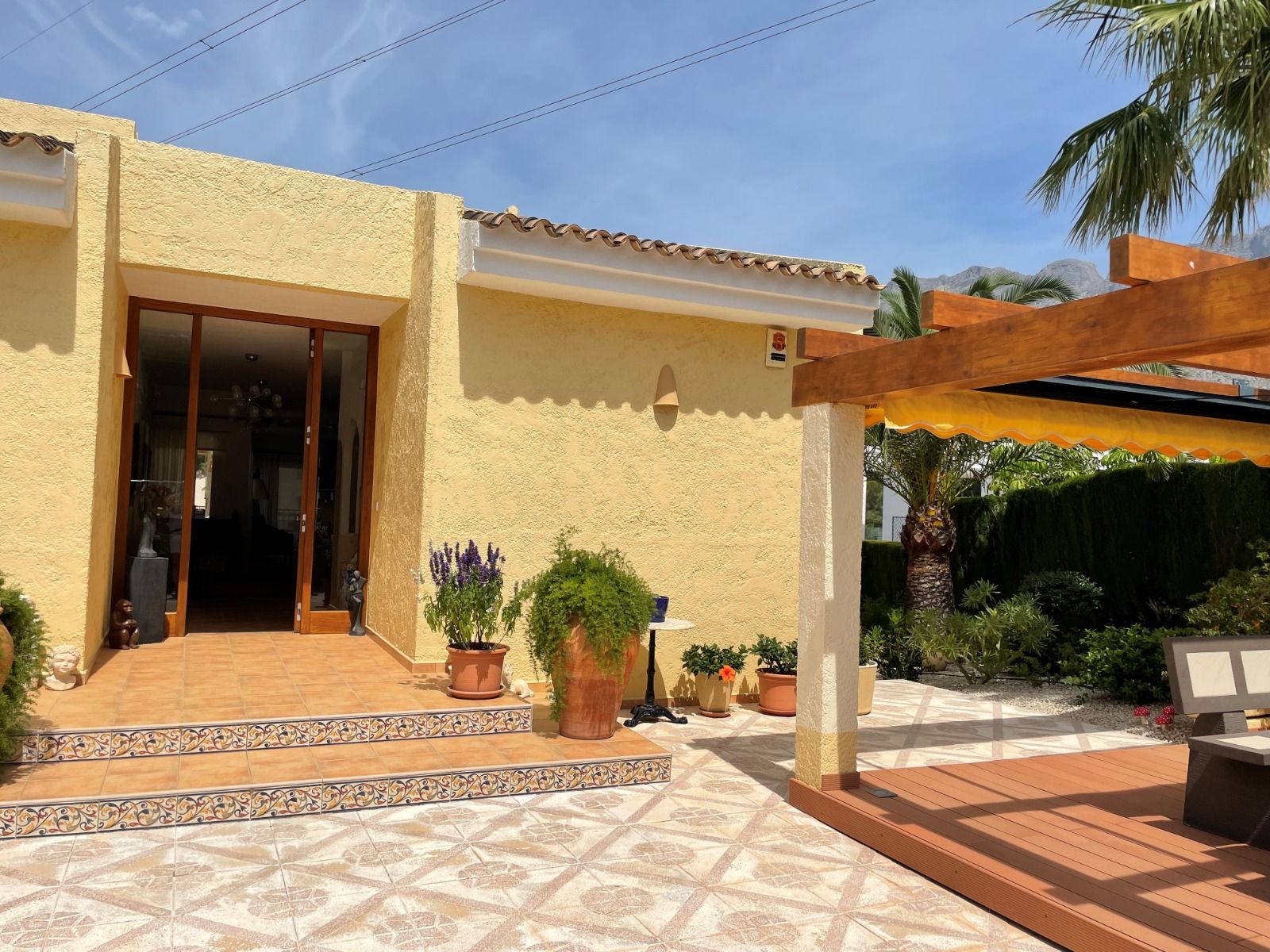 Villa rénovée à proximité du parcours de golf à Altea la Vella avec vue sur la mer et appartement pour les invités.