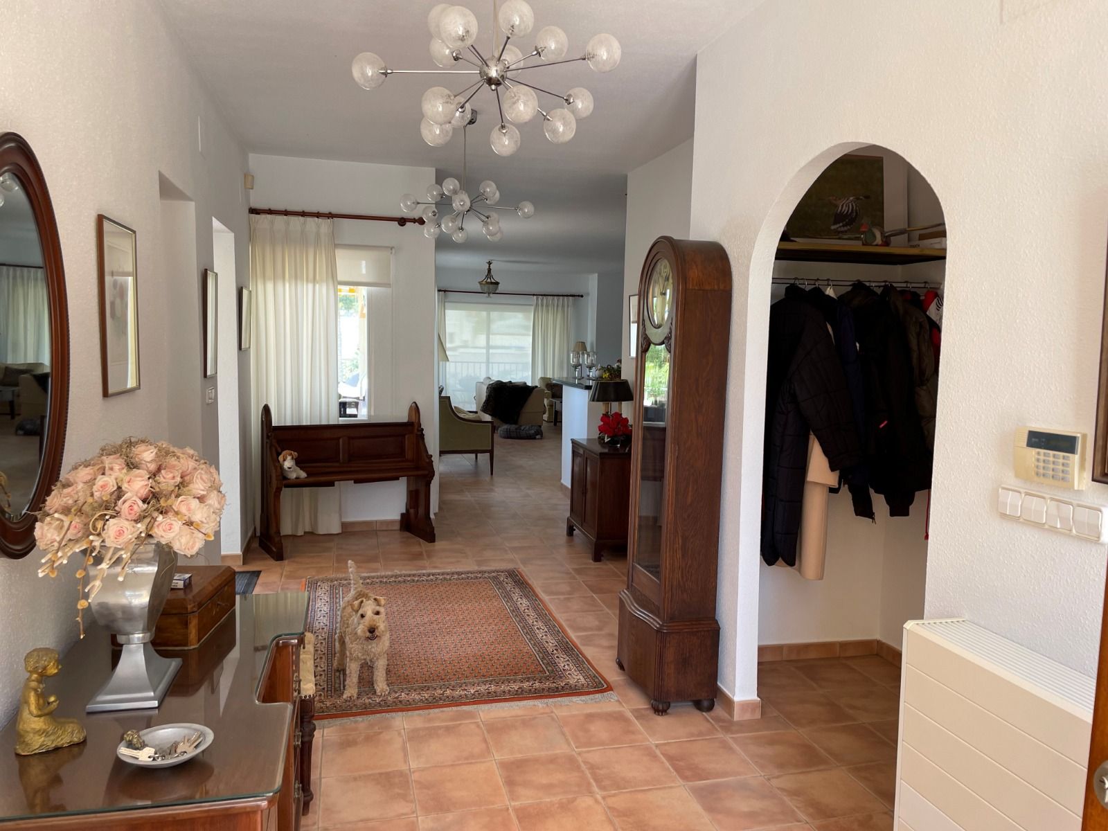 Villa rénovée à proximité du parcours de golf à Altea la Vella avec vue sur la mer et appartement pour les invités.