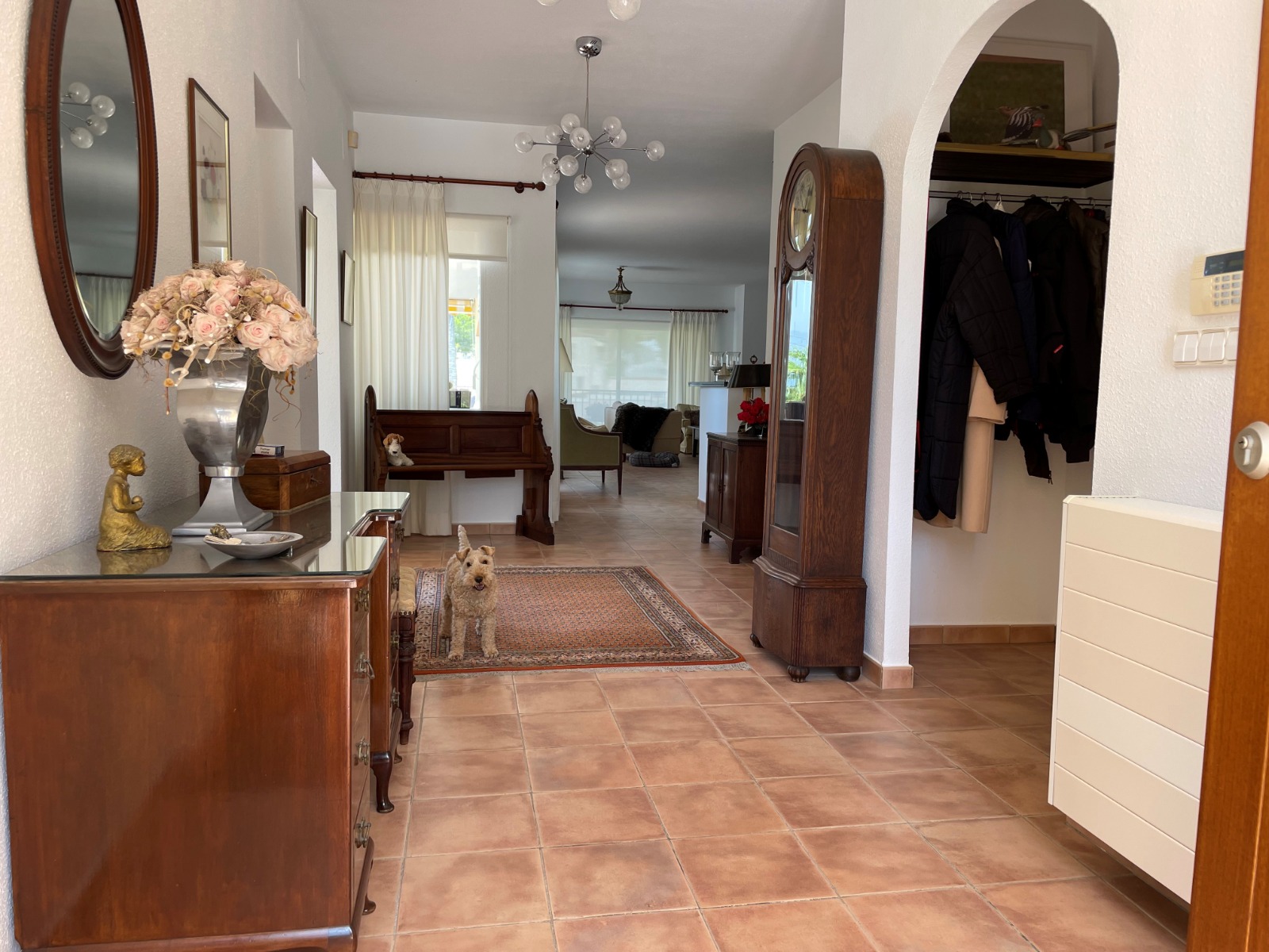 Villa rénovée à proximité du parcours de golf à Altea la Vella avec vue sur la mer et appartement pour les invités.