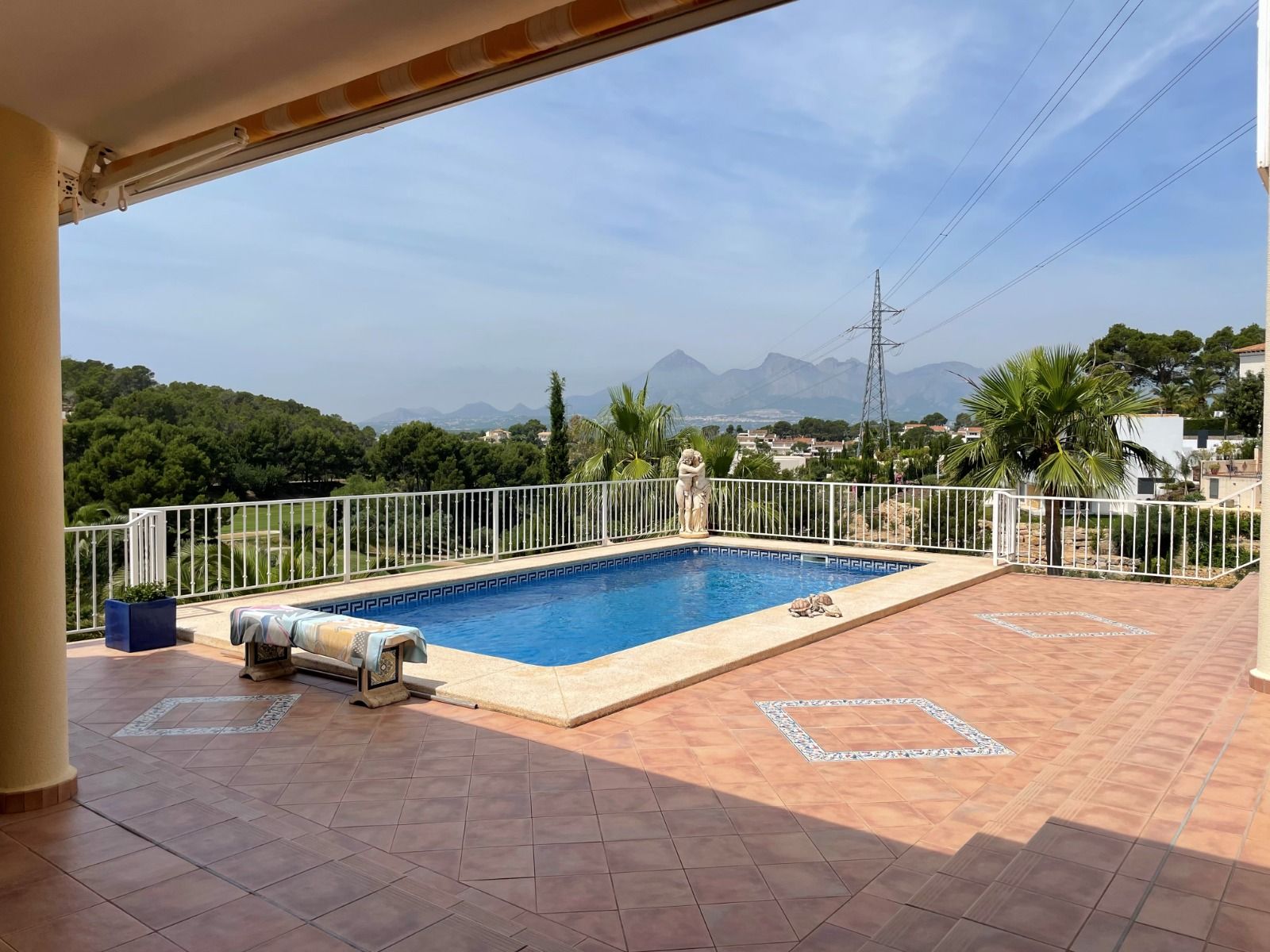 Villa rénovée à proximité du parcours de golf à Altea la Vella avec vue sur la mer et appartement pour les invités.