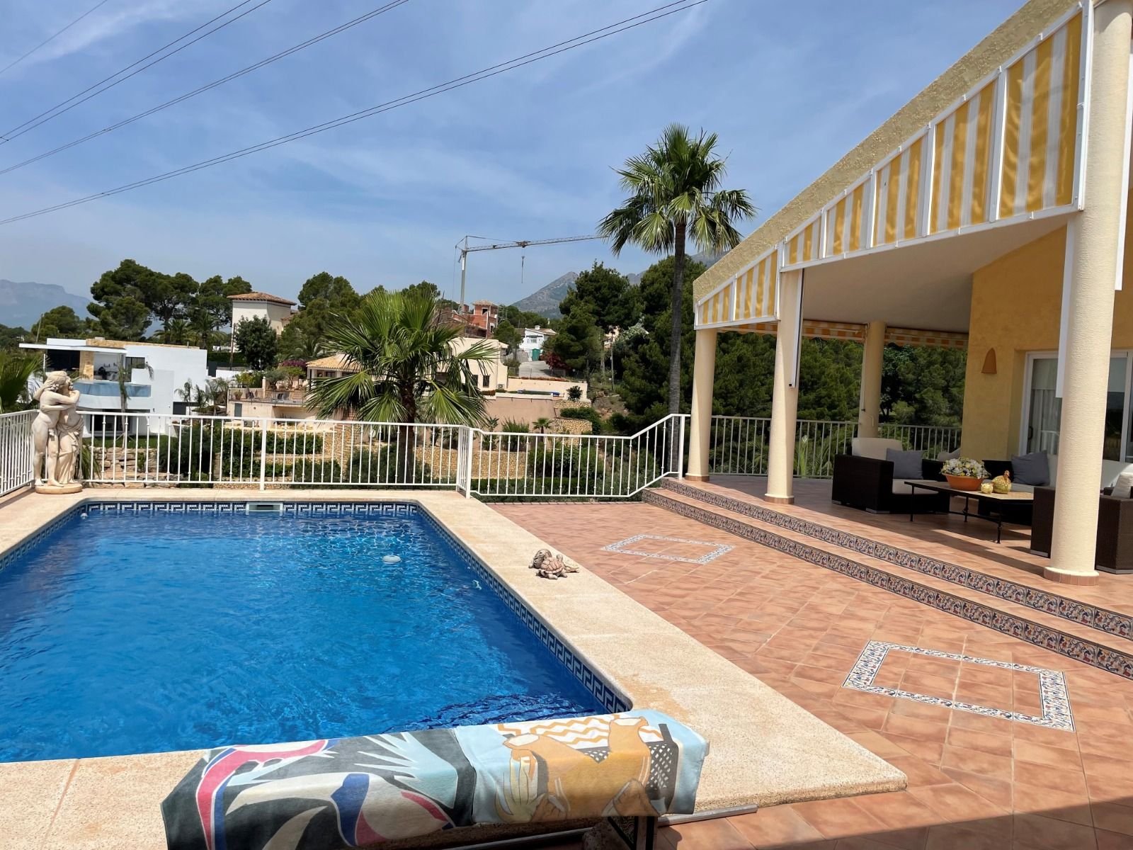 Villa rénovée à proximité du parcours de golf à Altea la Vella avec vue sur la mer et appartement pour les invités.
