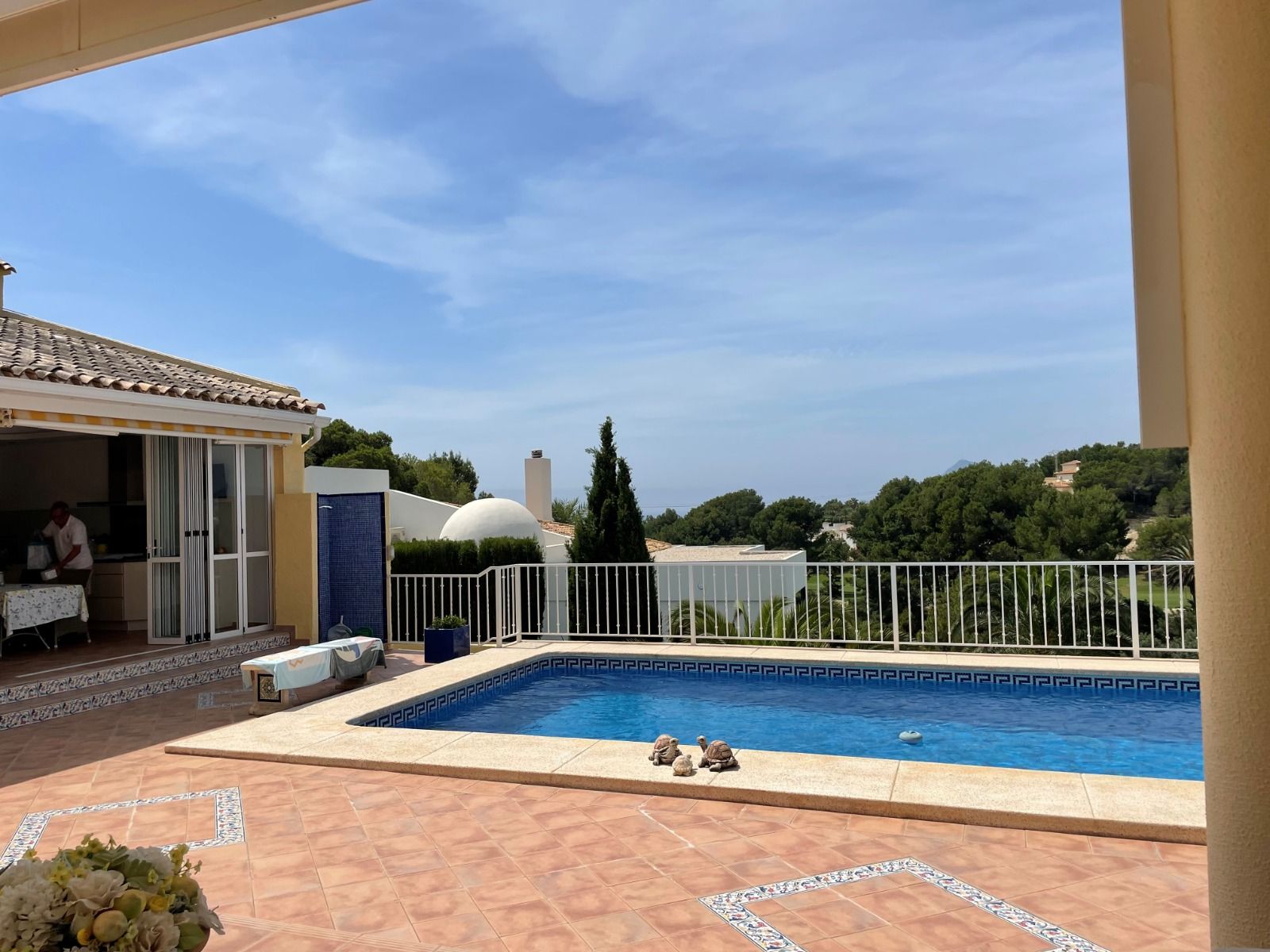 Villa rénovée à proximité du parcours de golf à Altea la Vella avec vue sur la mer et appartement pour les invités.