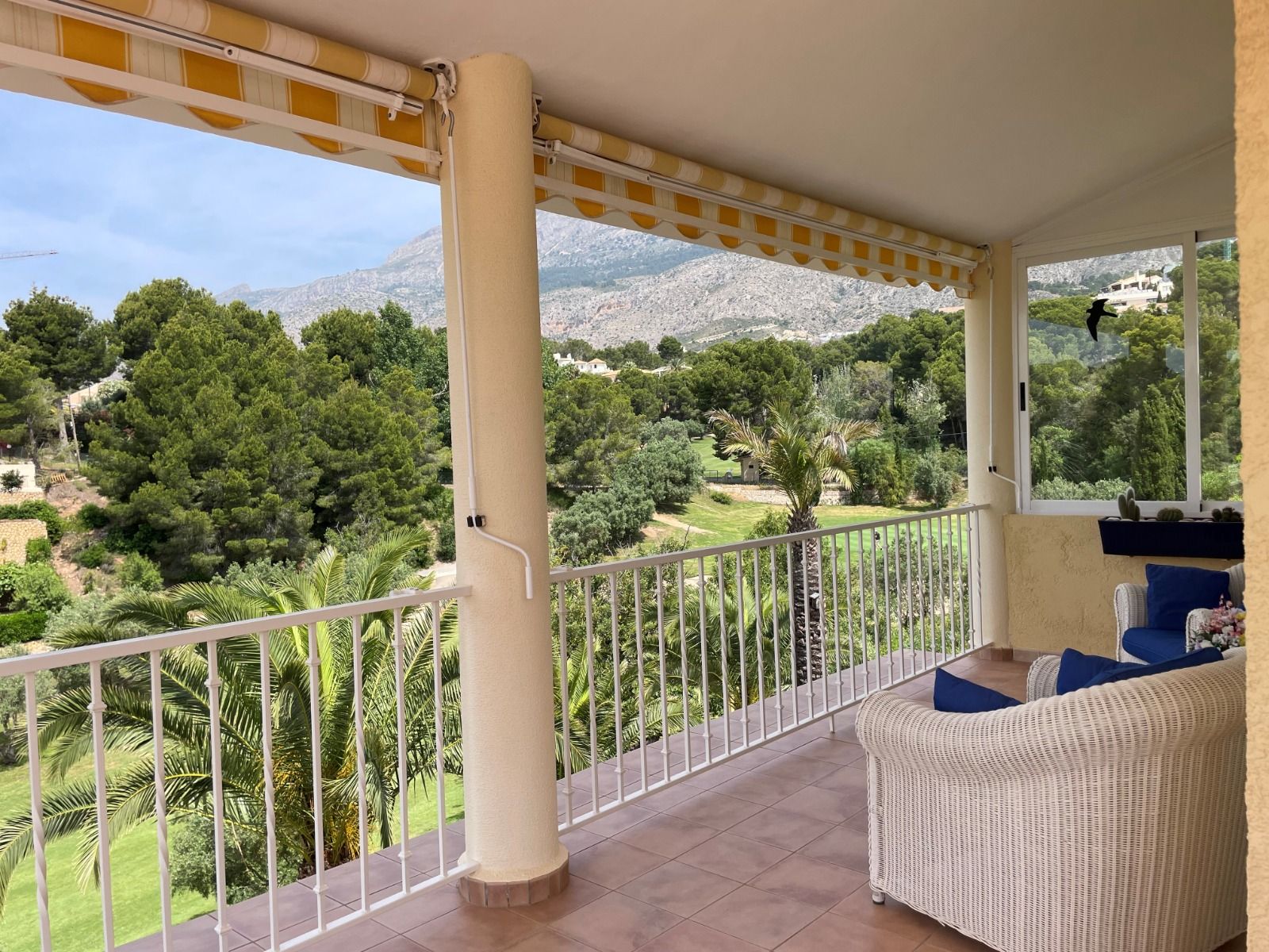 Villa rénovée à proximité du parcours de golf à Altea la Vella avec vue sur la mer et appartement pour les invités.