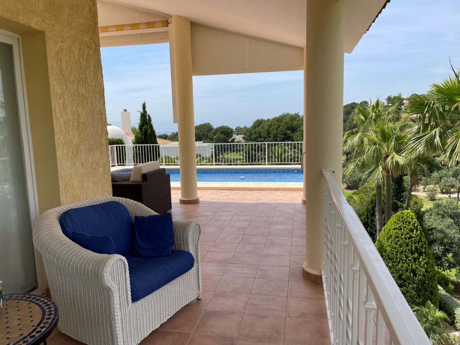 Villa rénovée à proximité du parcours de golf à Altea la Vella avec vue sur la mer et appartement pour les invités.