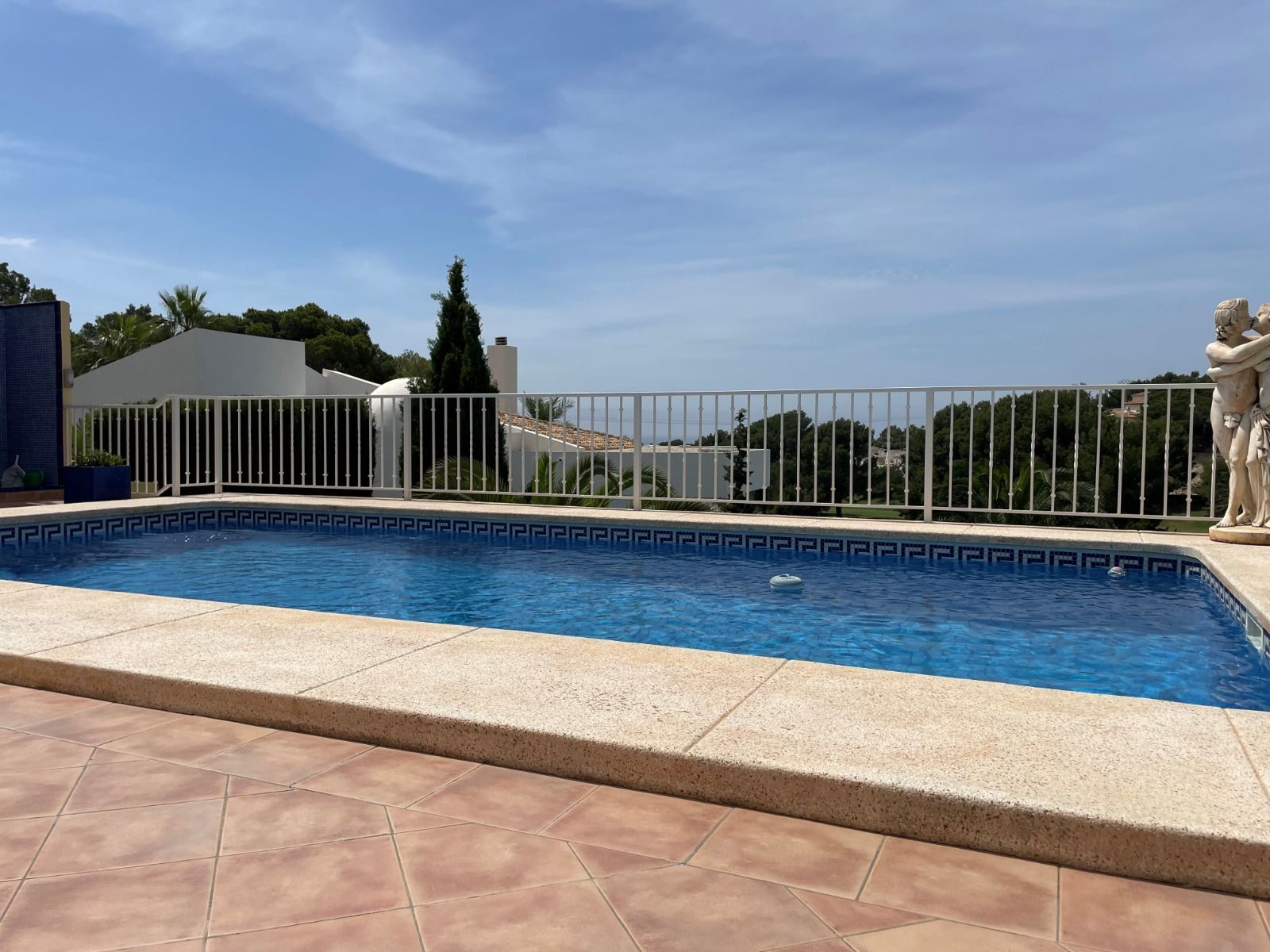 Villa rénovée à proximité du parcours de golf à Altea la Vella avec vue sur la mer et appartement pour les invités.