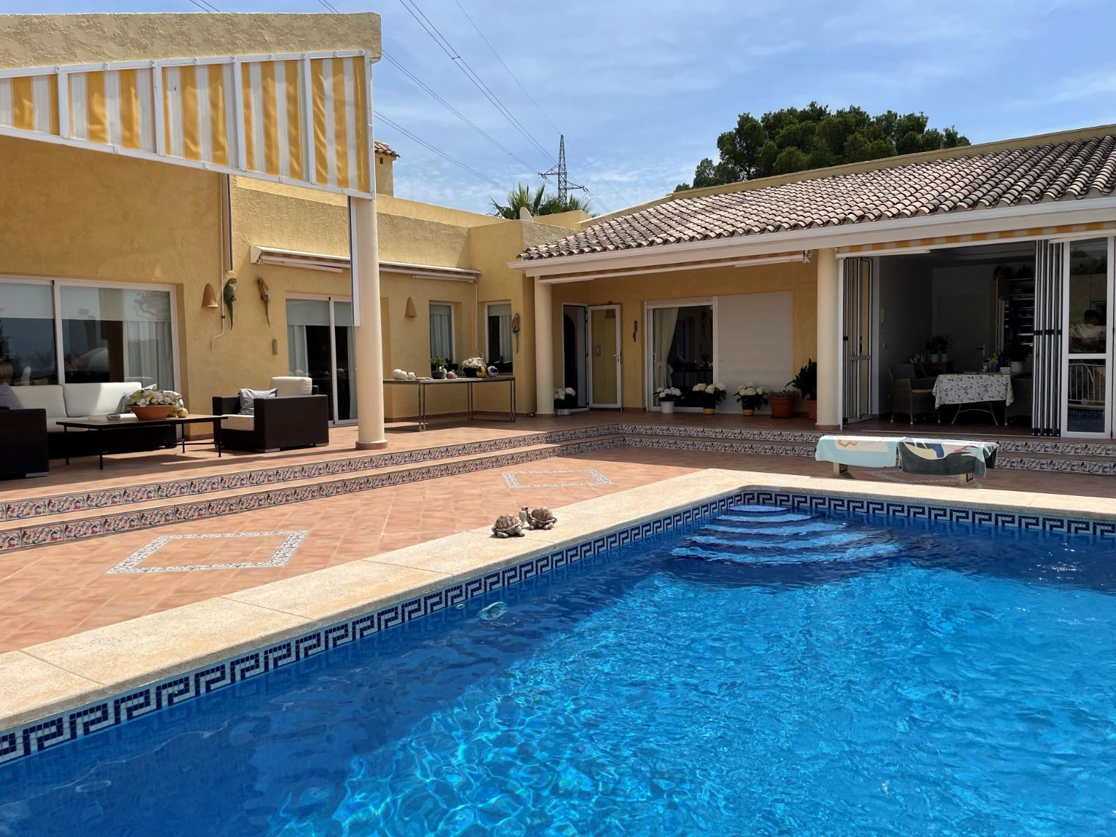 Villa rénovée à proximité du parcours de golf à Altea la Vella avec vue sur la mer et appartement pour les invités.