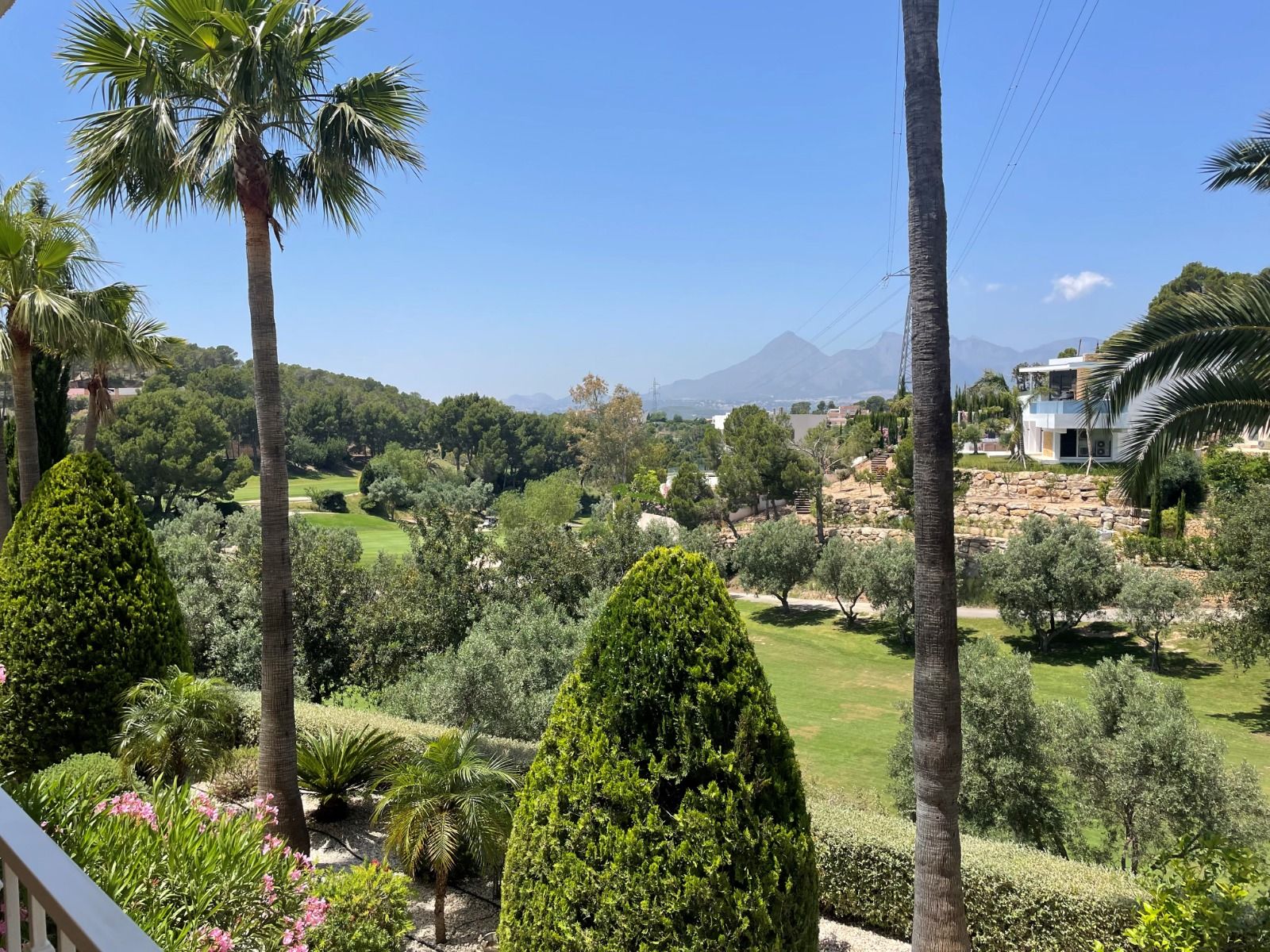Villa rénovée à proximité du parcours de golf à Altea la Vella avec vue sur la mer et appartement pour les invités.