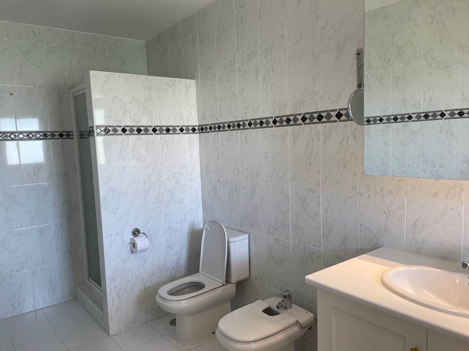 Villa rénovée à proximité du parcours de golf à Altea la Vella avec vue sur la mer et appartement pour les invités.