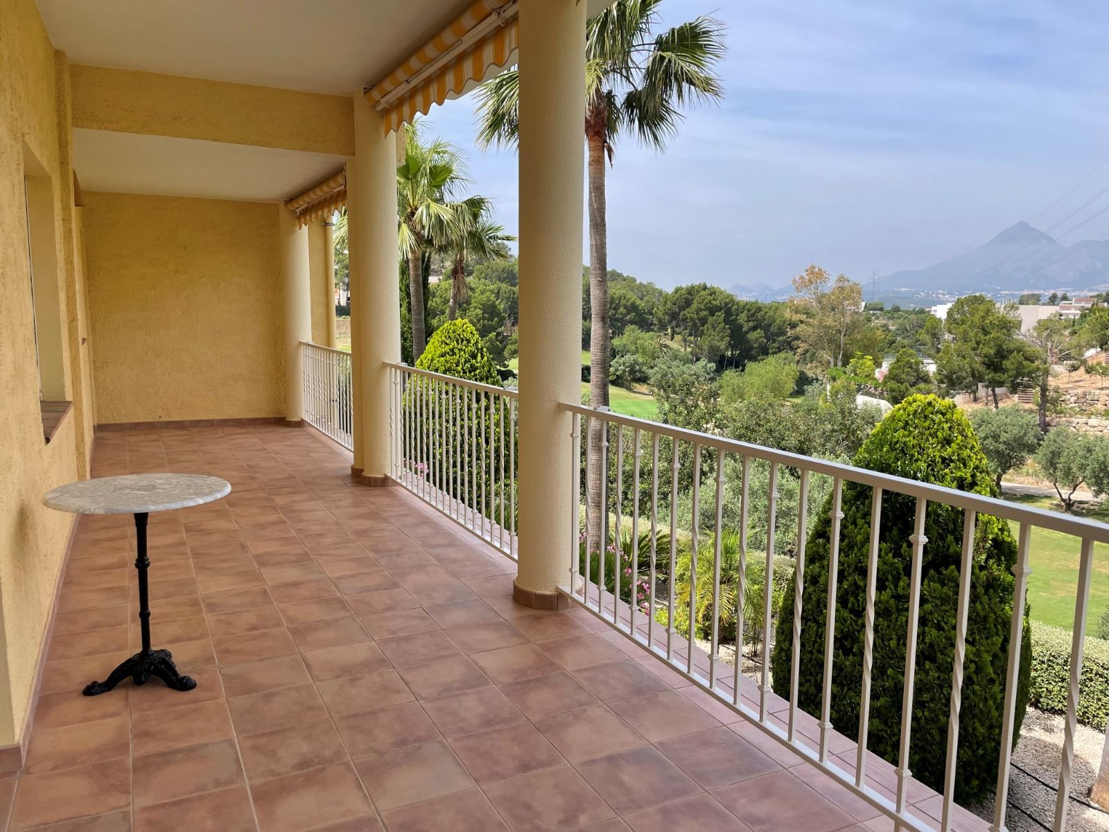 Villa rénovée à proximité du parcours de golf à Altea la Vella avec vue sur la mer et appartement pour les invités.
