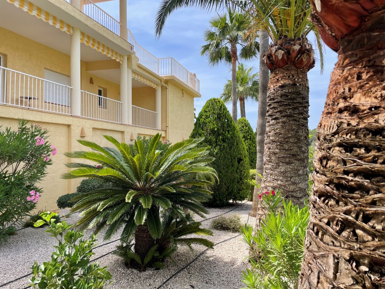 Villa rénovée à proximité du parcours de golf à Altea la Vella avec vue sur la mer et appartement pour les invités.
