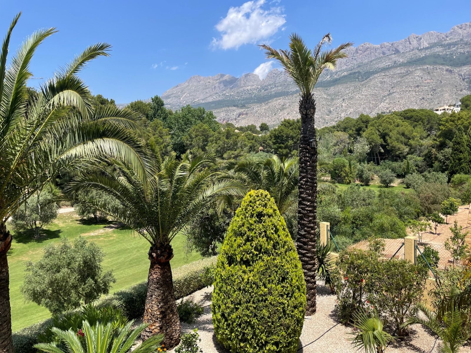 Villa rénovée à proximité du parcours de golf à Altea la Vella avec vue sur la mer et appartement pour les invités.