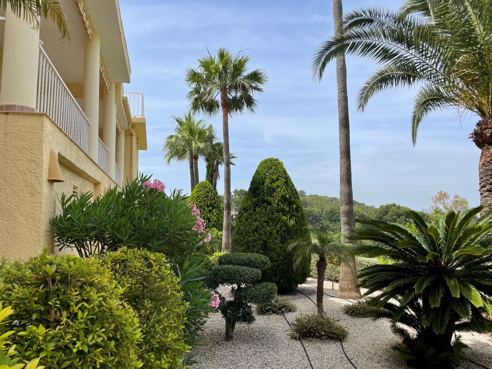 Villa rénovée à proximité du parcours de golf à Altea la Vella avec vue sur la mer et appartement pour les invités.
