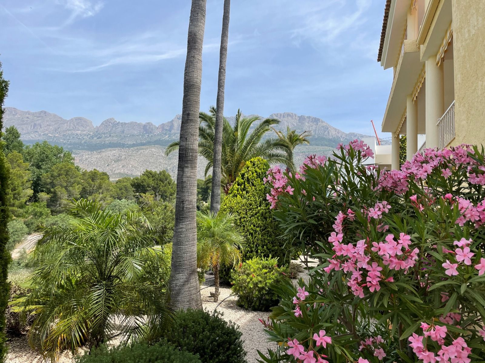 Villa rénovée à proximité du parcours de golf à Altea la Vella avec vue sur la mer et appartement pour les invités.