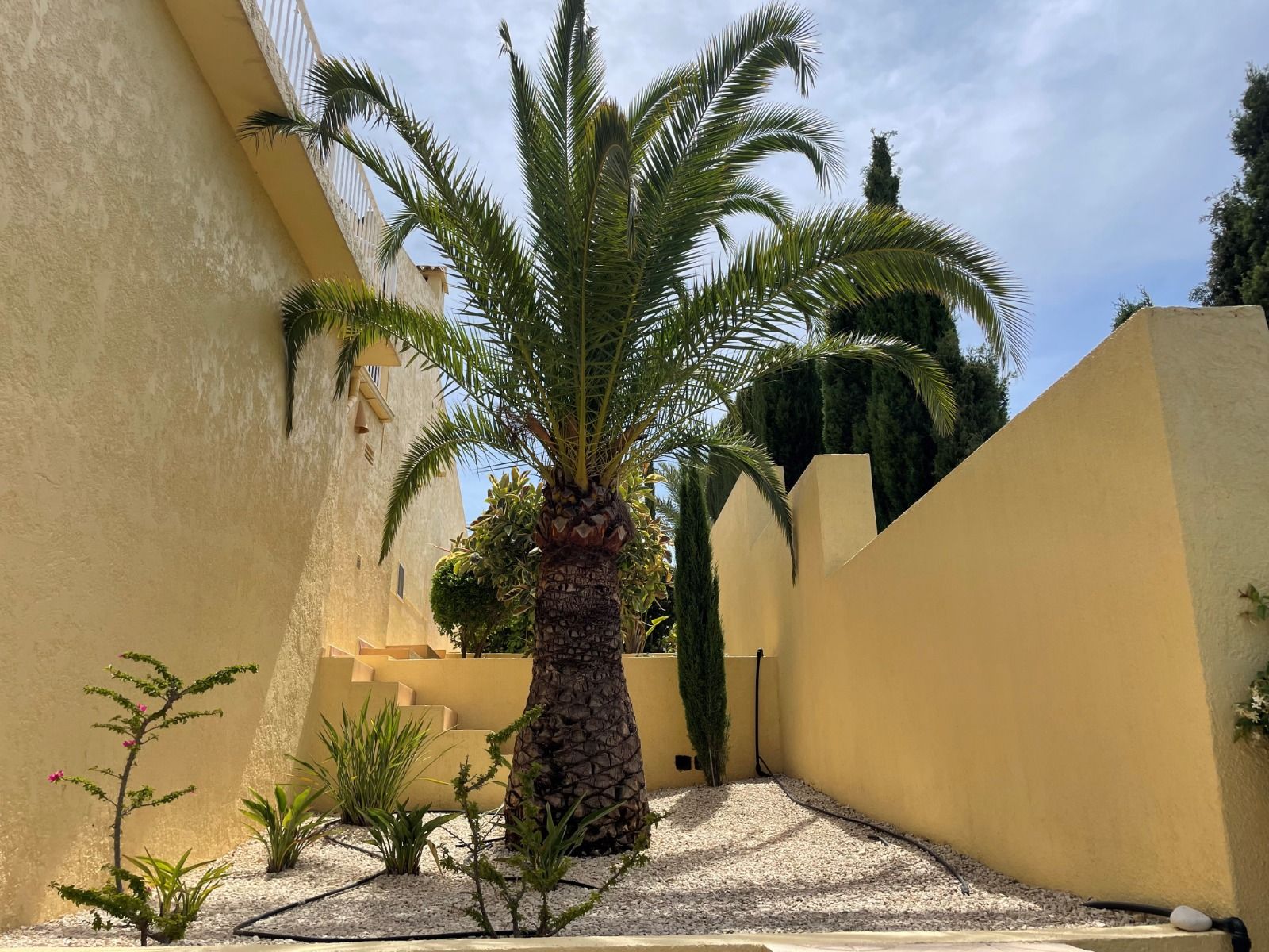 Villa rénovée à proximité du parcours de golf à Altea la Vella avec vue sur la mer et appartement pour les invités.
