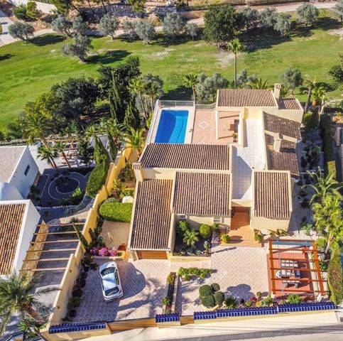 Villa rénovée à proximité du parcours de golf à Altea la Vella avec vue sur la mer et appartement pour les invités.