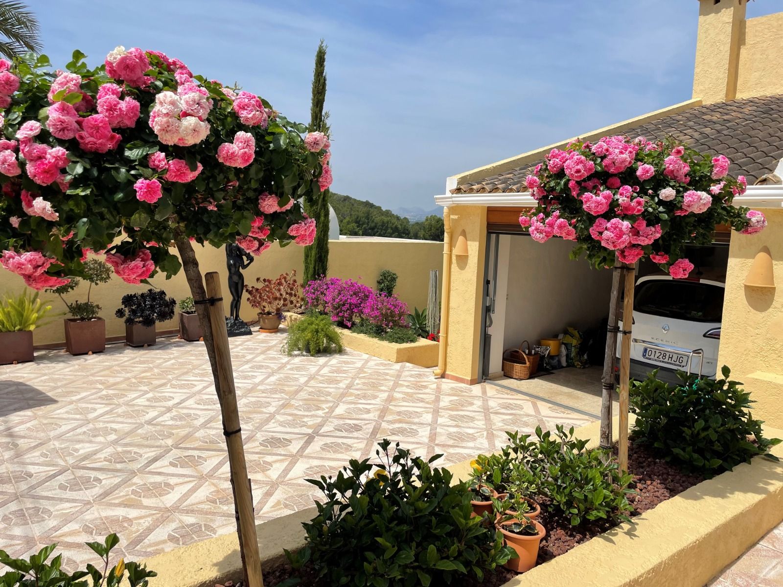 Villa rénovée à proximité du parcours de golf à Altea la Vella avec vue sur la mer et appartement pour les invités.