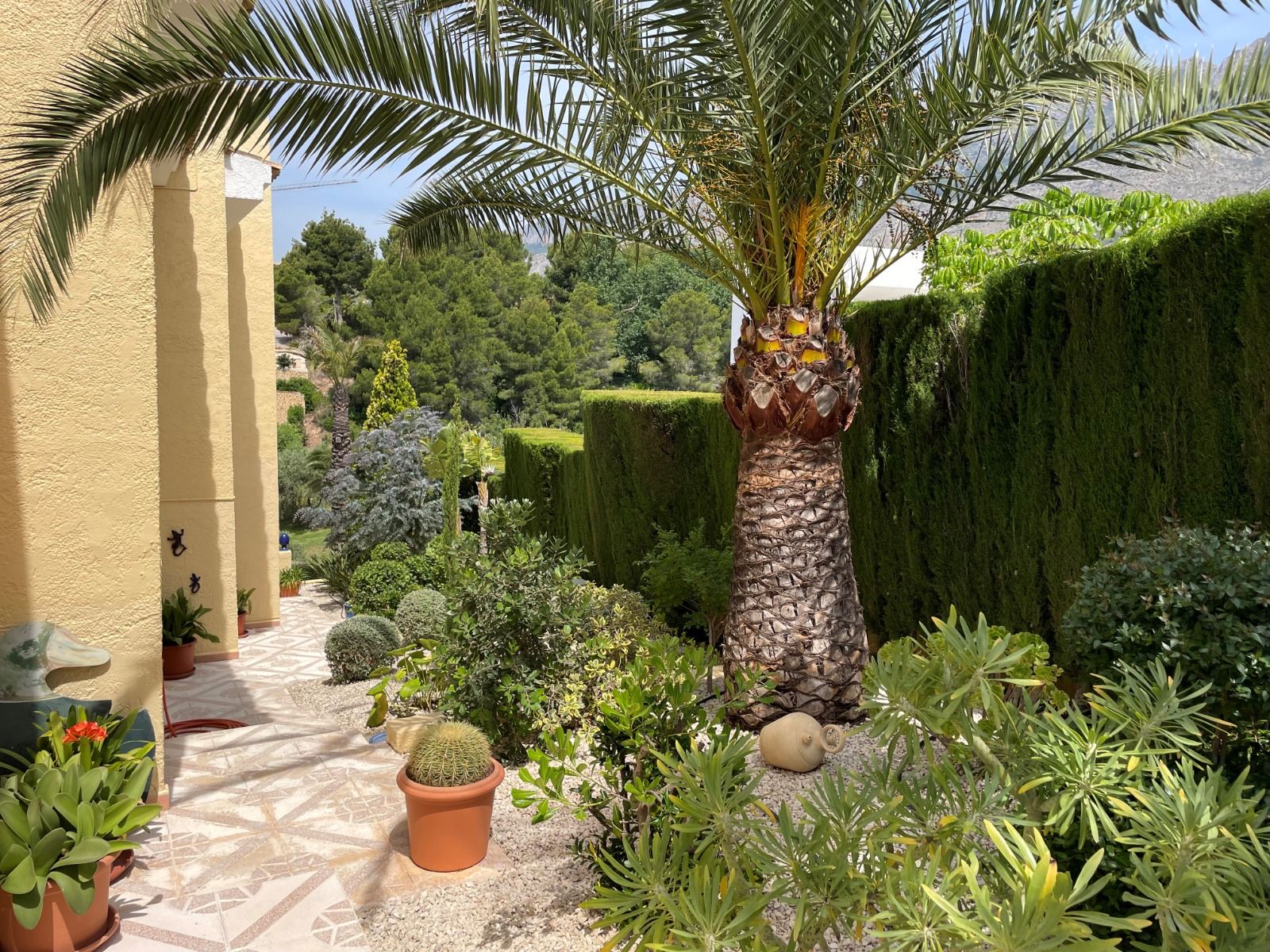 Villa rénovée à proximité du parcours de golf à Altea la Vella avec vue sur la mer et appartement pour les invités.
